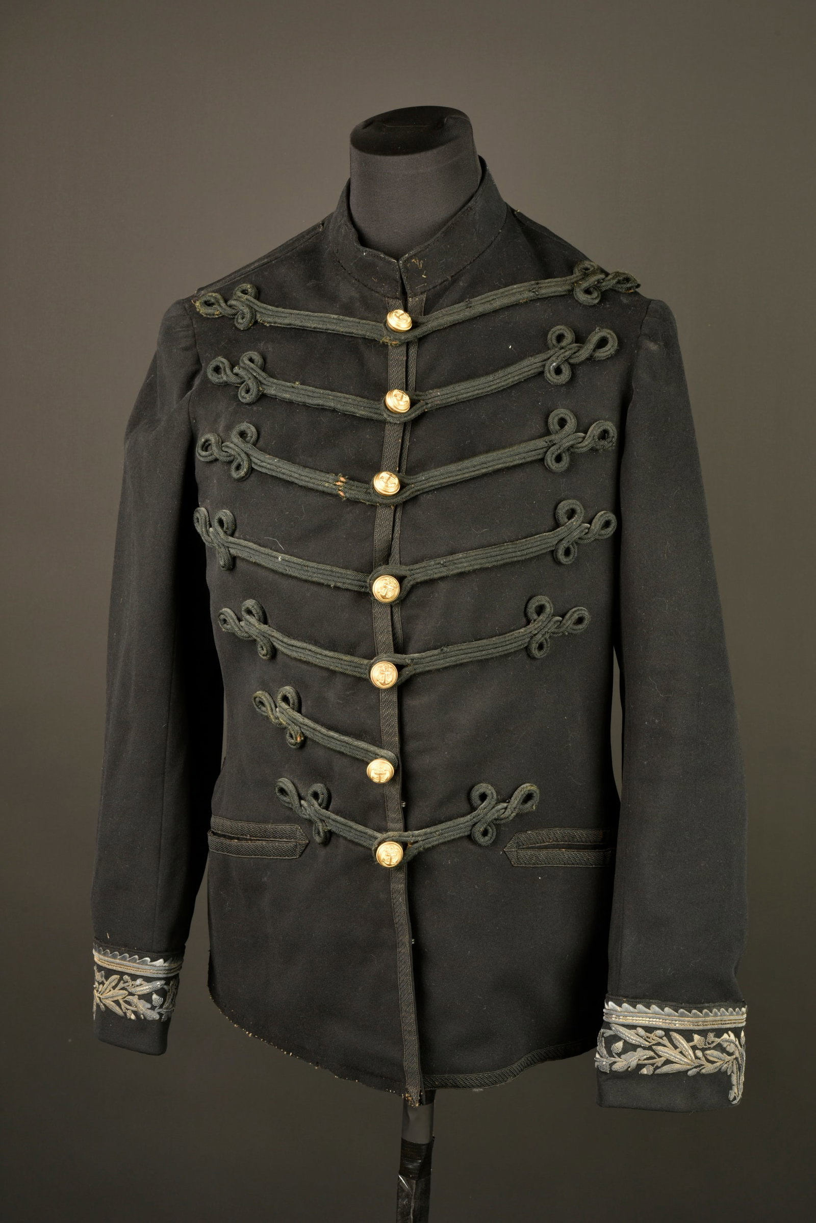 Dolman administrateur des colonies 1896. Colonial administrator’s dolman, 1896 pattern.: Dolman administrateur des colonies 1896. Realise en drap noir officier et se fermant par sept boutons dores de l infanterie coloniale, ceux ci ont ete remplaces. Neuf brandebourgs dont un incomplet, p