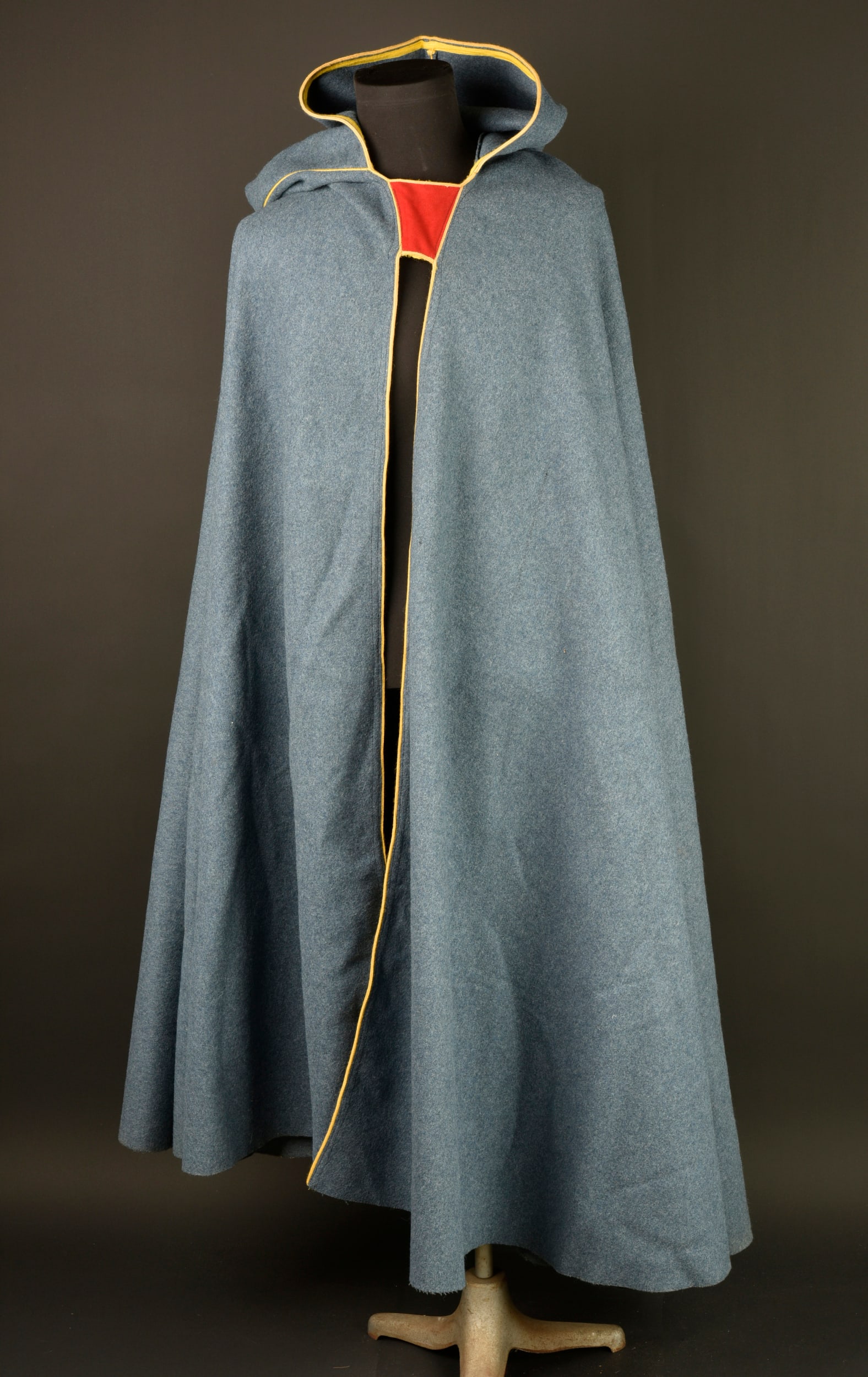 Burnous de tirailleur. Tirailleur burnous cloak. (1 of 9)