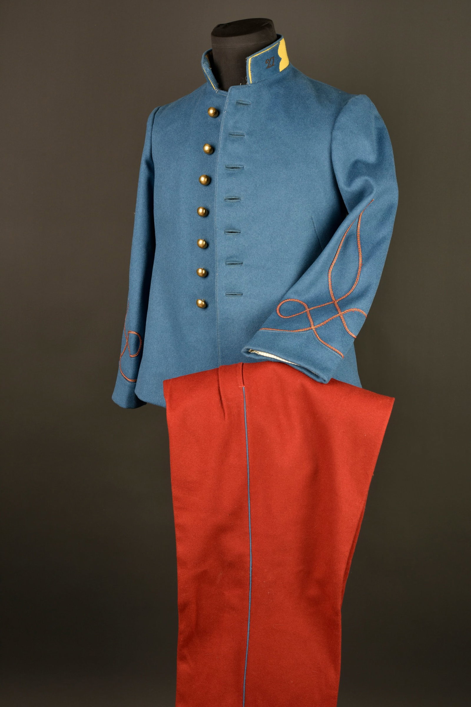 Ensemble du 27eme RTA. Grouping of the 27th Algerian Tirailleurs Regiment (27e RTA).: Ensemble du 27eme RTA. Vareuse confectionnee en drap de laine specifique aux tirailleurs et se fermant par sept boutons dores lisses. Col en fin drap jonquille avec pattes de col brodees en cannetille