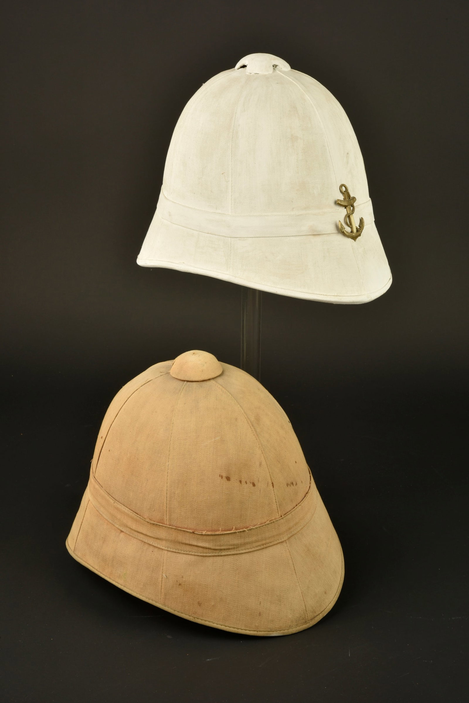 Ensemble de casques pain de sucre. Set of sugar-loaf helmets. (1 of 16)