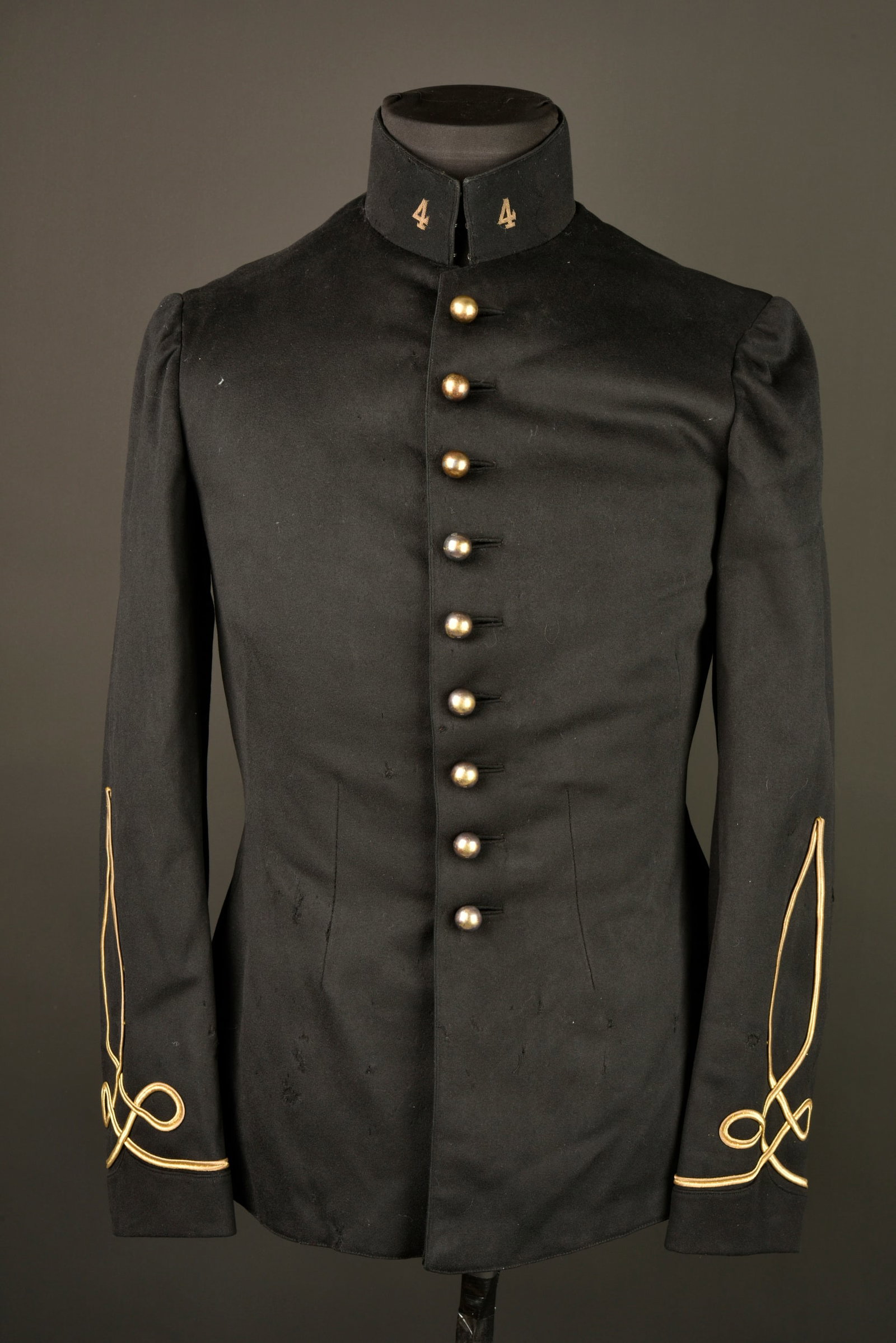 Tunique de zouave 1893. Zouave tunic, 1893 pattern.: Tunique de zouave 1893. Confectionnee en drap d officier noir, les pattes de col portent le chiffre 4 brode en cannetille. Effet se fermant par neuf boutons grelots lisses, grades de lieutenant cousus
