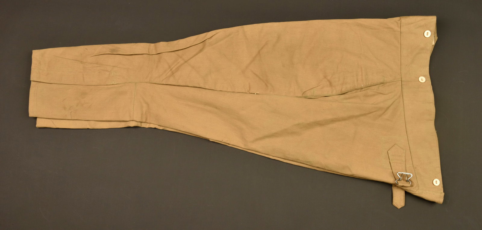 Pantalon culote troupes indigenes. Indigenous troops culotte trousers.: Pantalon culote troupes indigenes. Pantalon culotte modele 1921 confectionne en fine toile de coton beige, ouvertures au bas des jambes sans boutons, aucun passant de ceinturon, martingale a l arriere