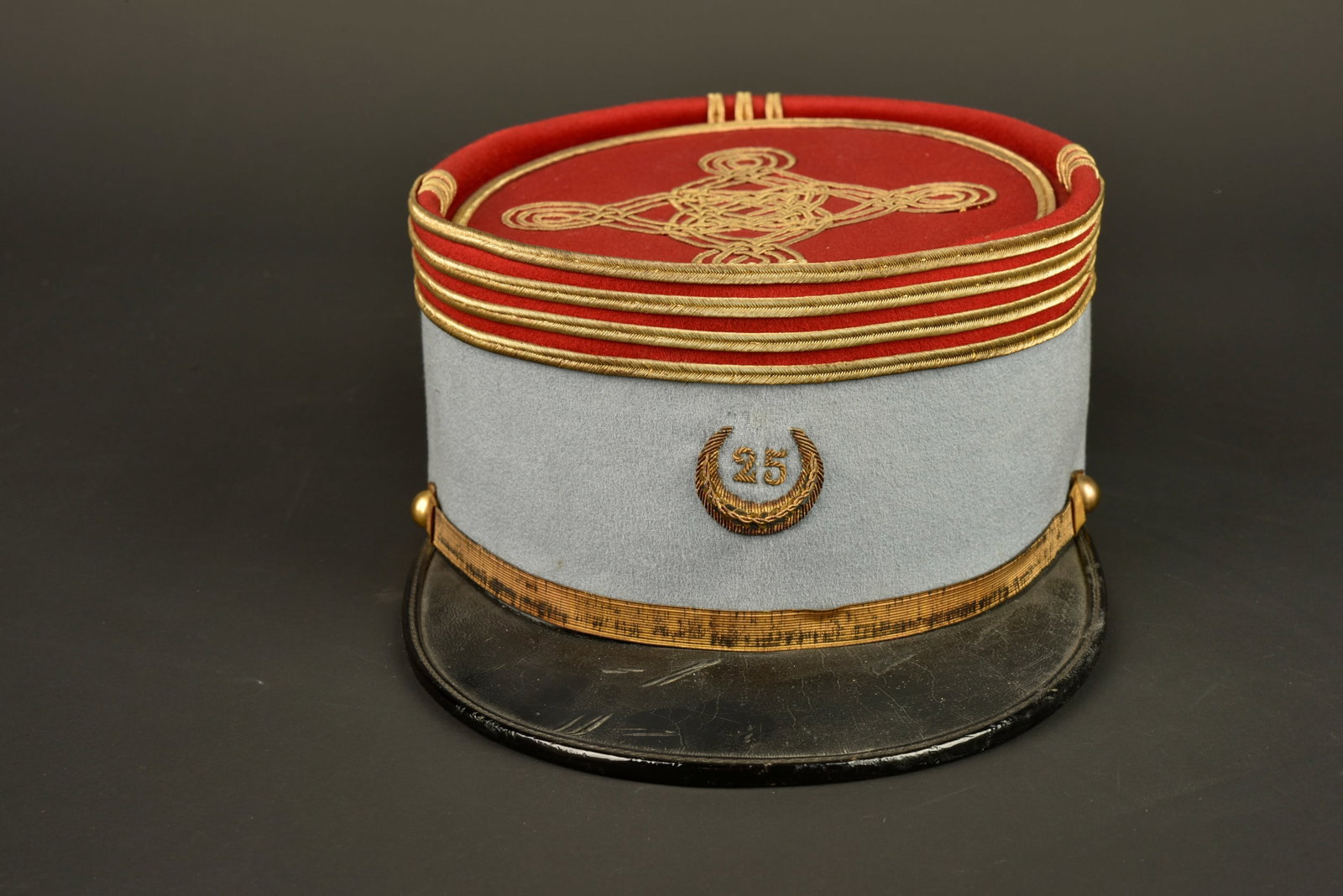 Kepi de commandant 25eme RTA. Major’s kepi, 25th Algerian Tirailleurs Regiment: Kepi de commandant 25eme RTA. Confectionne en drap garance, bandeau bleu de ciel, grades de commandant cousus d origine. A l avant du kepi se trouve le croissant de lune entourant le chiffre 25, les d