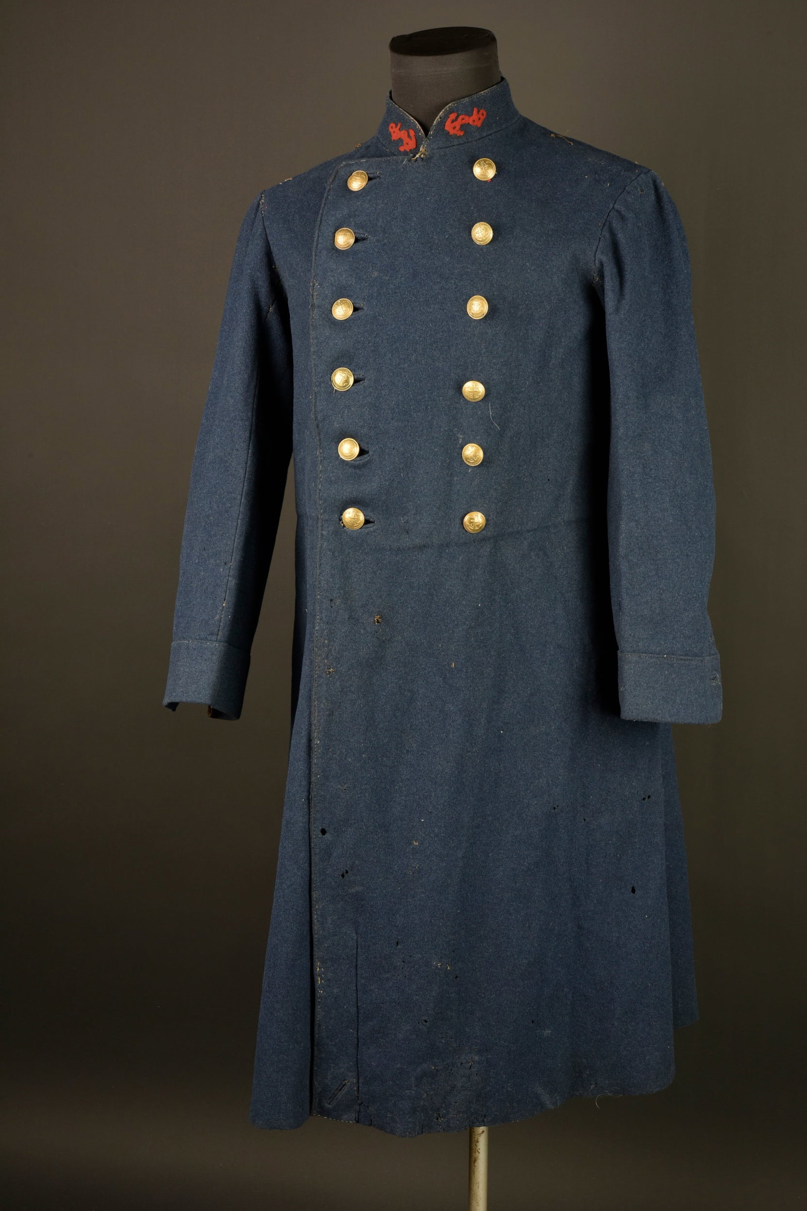Capote infanterie coloniale. Colonial infantry greatcoat.: Capote infanterie coloniale. Capote modele 1873 de marsouin, confectionnee en drap gris de fer bleute et se fermant par deux rangees de six boutons aux armes de la coloniale. Pattes de col composees d