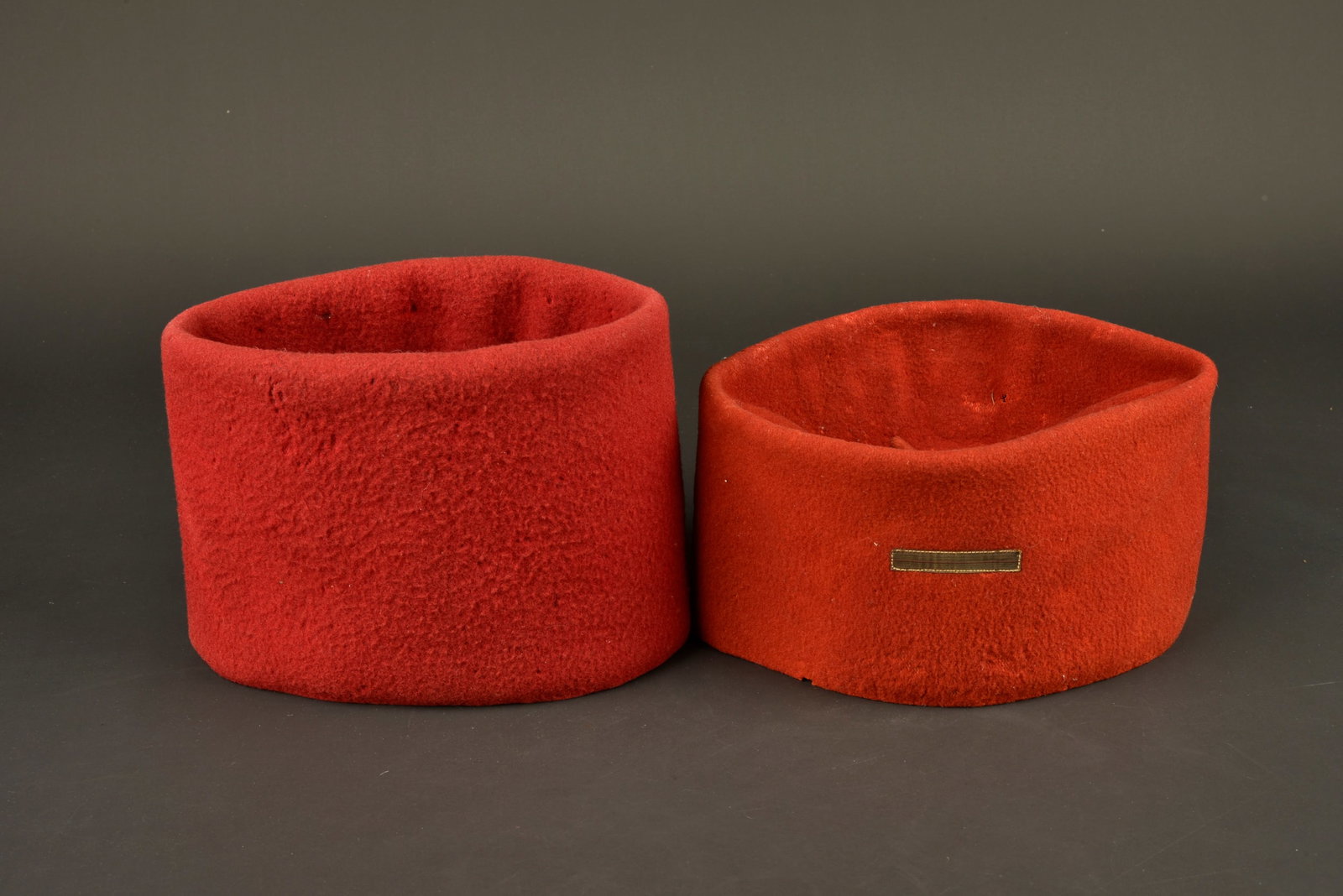 Ensemble de chechias. Set of chechias.: Ensemble de chechias. Comprenant une chechia de spahis d une hauteur de 30cm confectionnee en laine cramoisie destinee a un militaire europeen de par la presence du bandeau en cuir noir. Tampon de tai