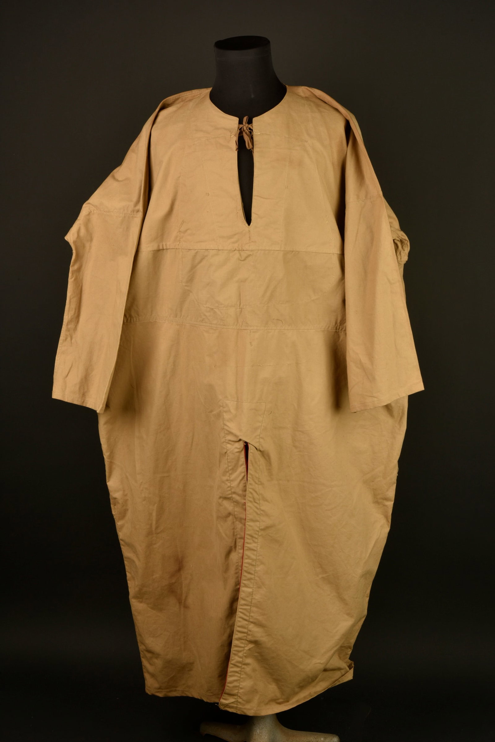 Gandourah 1935. Gandourah, 1935 pattern.: Gandourah 1935. Gandourah modele 1920 en toile de coton kaki clair, doublee aux fentes d un fin drap de coton rouge. Lacet d origine au col, tampon d unite illisible, tampon de taille 1, un cachet de 