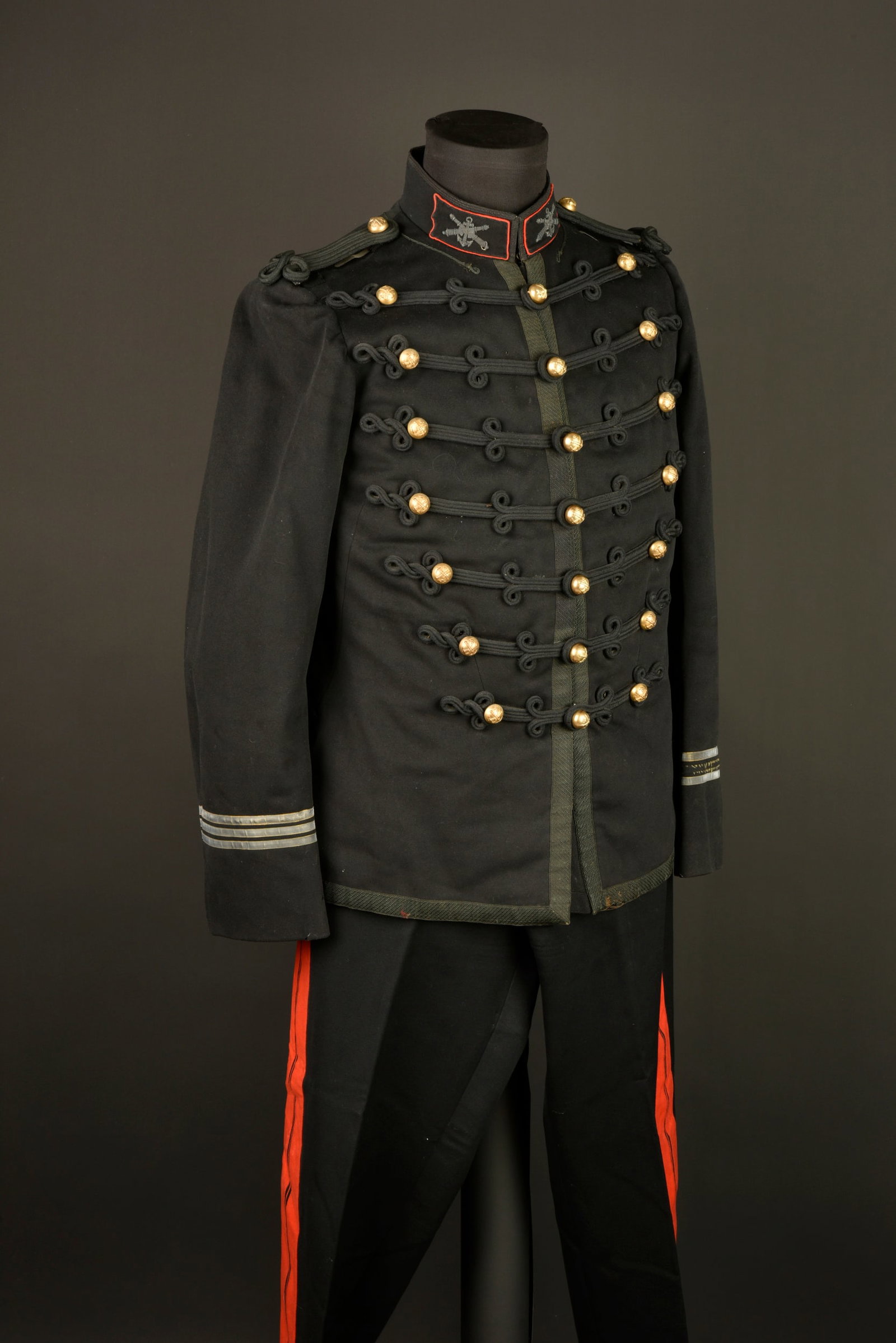 Ensemble de capitaine artillerie coloniale. Colonial artillery captain’s grouping.: Ensemble de capitaine artillerie coloniale. Comprenant un dolman modele 1872 confectionne en drap noir et se fermant par sept boutons aux armes e l artillerie coloniale. Brandebourgs cousus d origine,