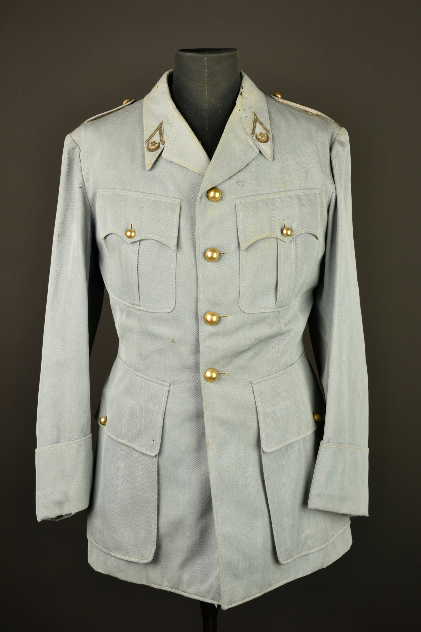 Vareuse 1938 de goumiers. Goumier service tunic, 1938 pattern.: Vareuse 1938 de goumiers. Confectionnee en fin drap peigne bleu ciel, modele a quatre poches se fermant par quatre boutons lisses dores. Pattes de col du modele aiglon brodees cannetille, doublure en 