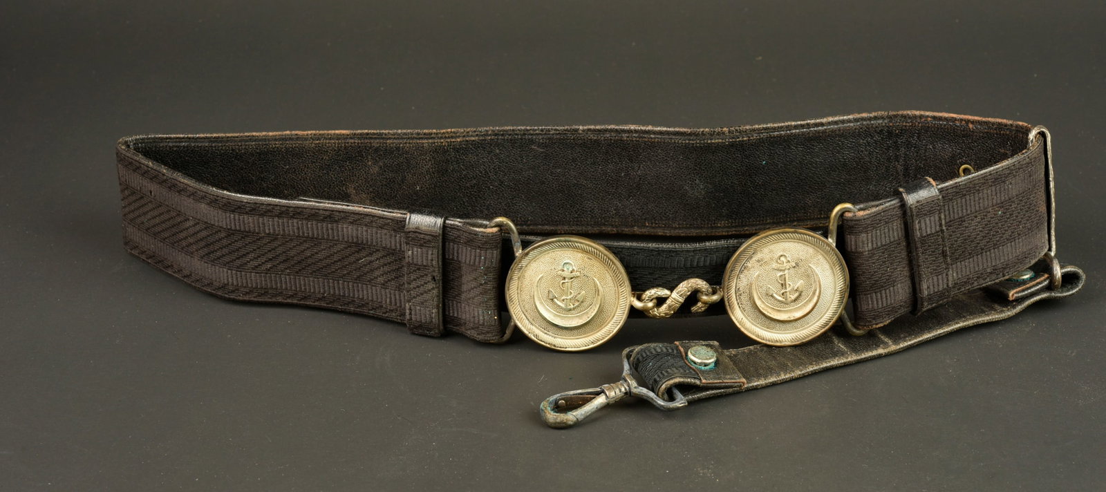 Ceinturon 1931 administrateur des colonies. Colonial administrator’s belt, 1931 pattern.: Ceinturon 1931 administrateur des colonies. Ceinturon de grande tenue pour administrateur des colonies a boucles argent, plateaux orne de l ancre coloniale surmontant le croissant, du modele 1922. Ser