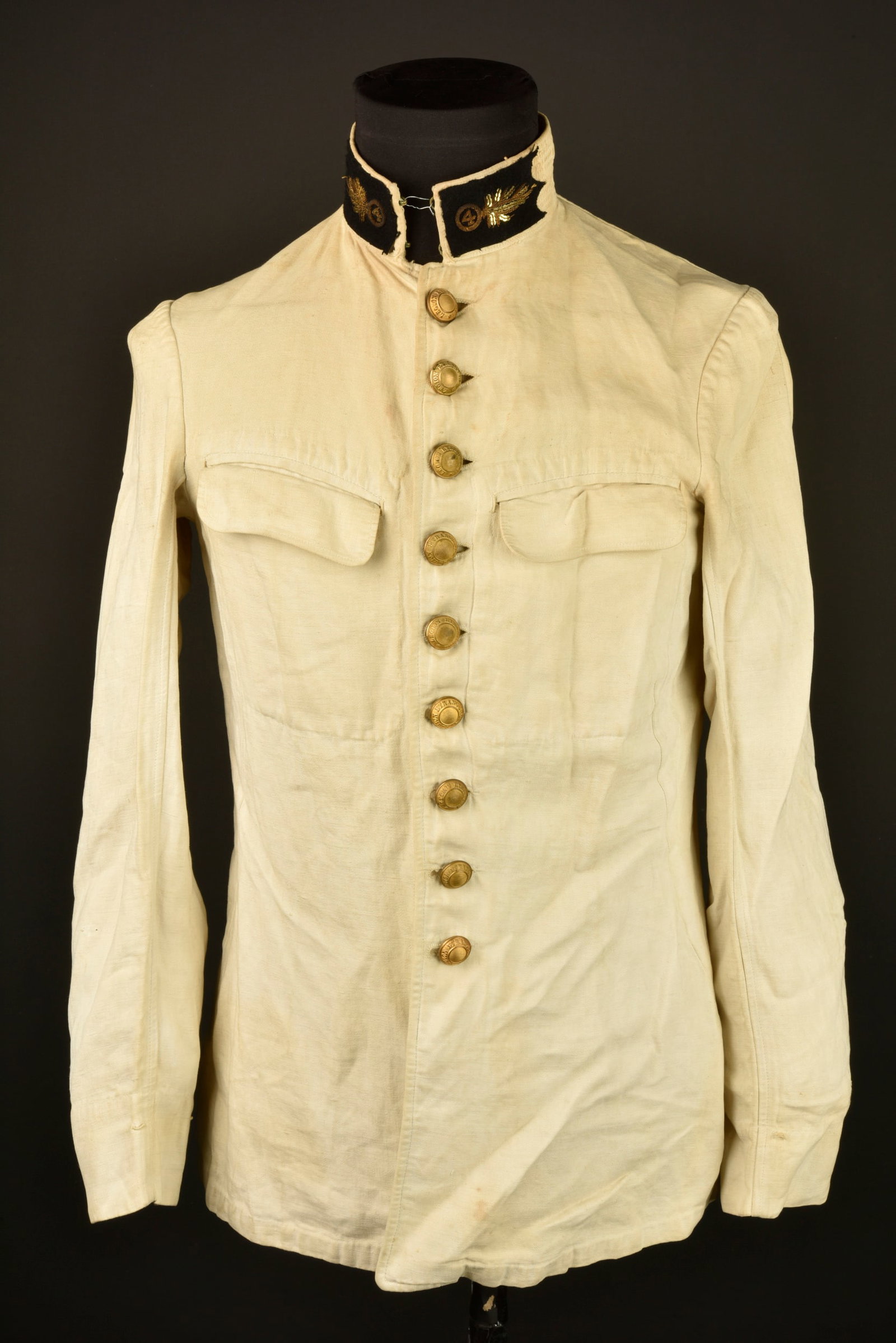 Vareuse 4eme REI. 4th Foreign Infantry Regiment (4e REI) service tunic.: Vareuse 4eme REI. Vareuse d officier des annees 1929, confectionnee en fine toile de coton ecru. Pattes de col du modele officier en drap noir avec chiffre 4 et grenade Legion brodes en cannetille, po
