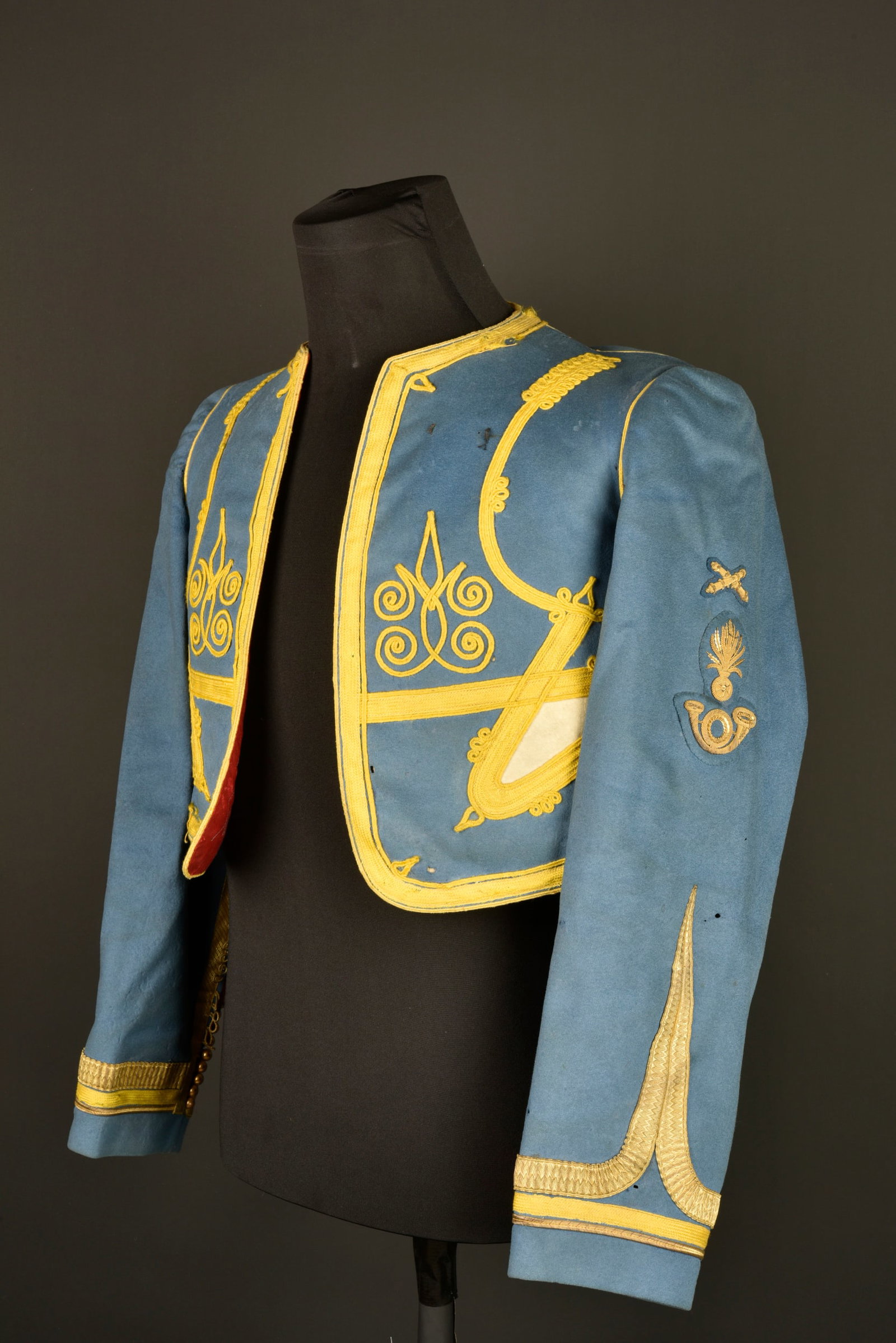 Bolero de tirailleur algerien. Algerian Tirailleur bolero jacket.: Bolero de tirailleur algerien. Confectionne en drap de laine bleu ciel, tresses, passepoil, motifs a l oriental et parements jonquille, tombeau blanc. Grades cousus aux manches d origine, doublure en 