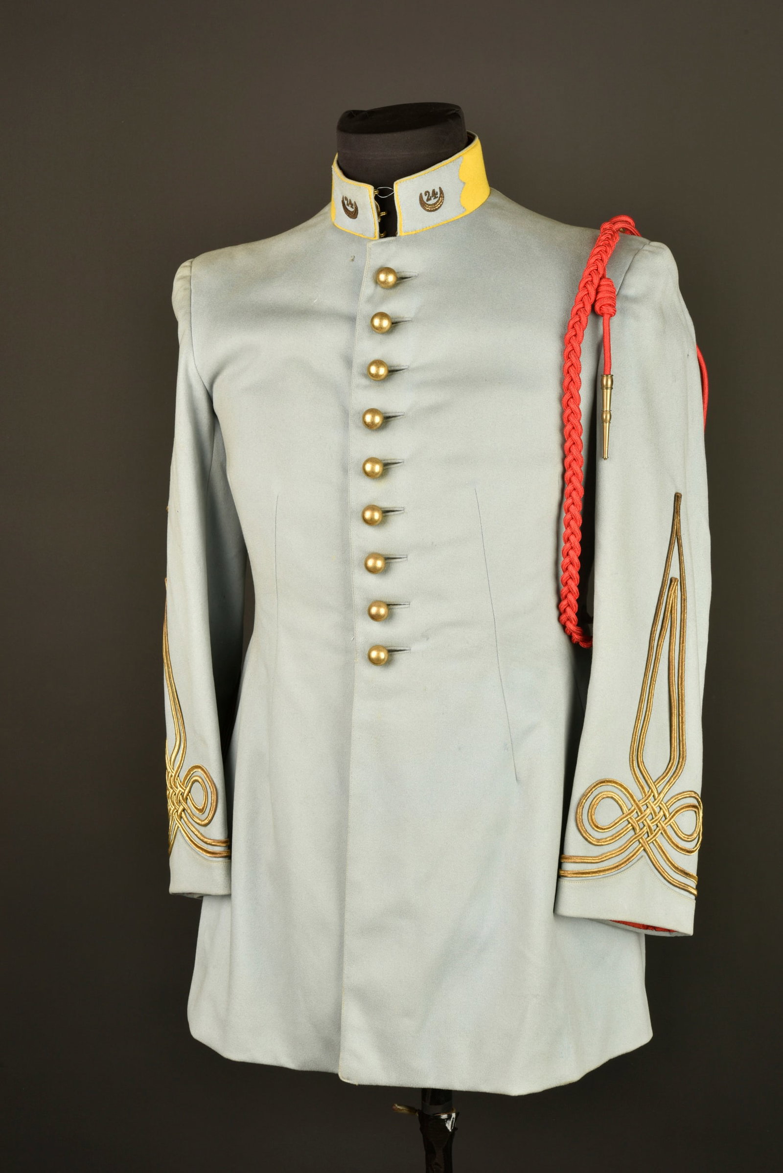 Tunique 1931 24eme RTA. Tunic, 1931 pattern, 24th Algerian Tirailleurs Regiment: Tunique 1931 24eme RTA. Confectionnee en drap bleu de ciel et se fermant par neuf boutons dores lisses, pattes de col du 24eme RTA brodees cannetille sur le col jonquille. Grades de lieutenant cousus 