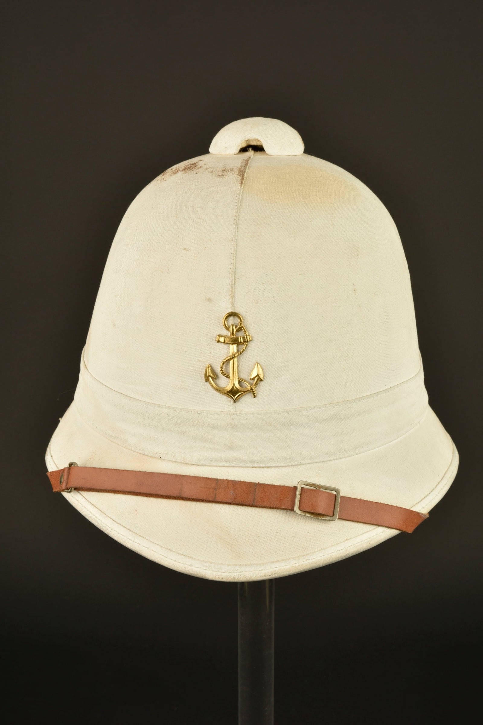 Casque pain de sucre. Pain de sucre helmet.: Casque pain de sucre. Casque d achat prive dit pain de sucre, fabrique en liege et recouvert d une toile blanche, deux œillets lateraux. Ancre en laiton du petit module, jugulaire en cuir fauve d ori