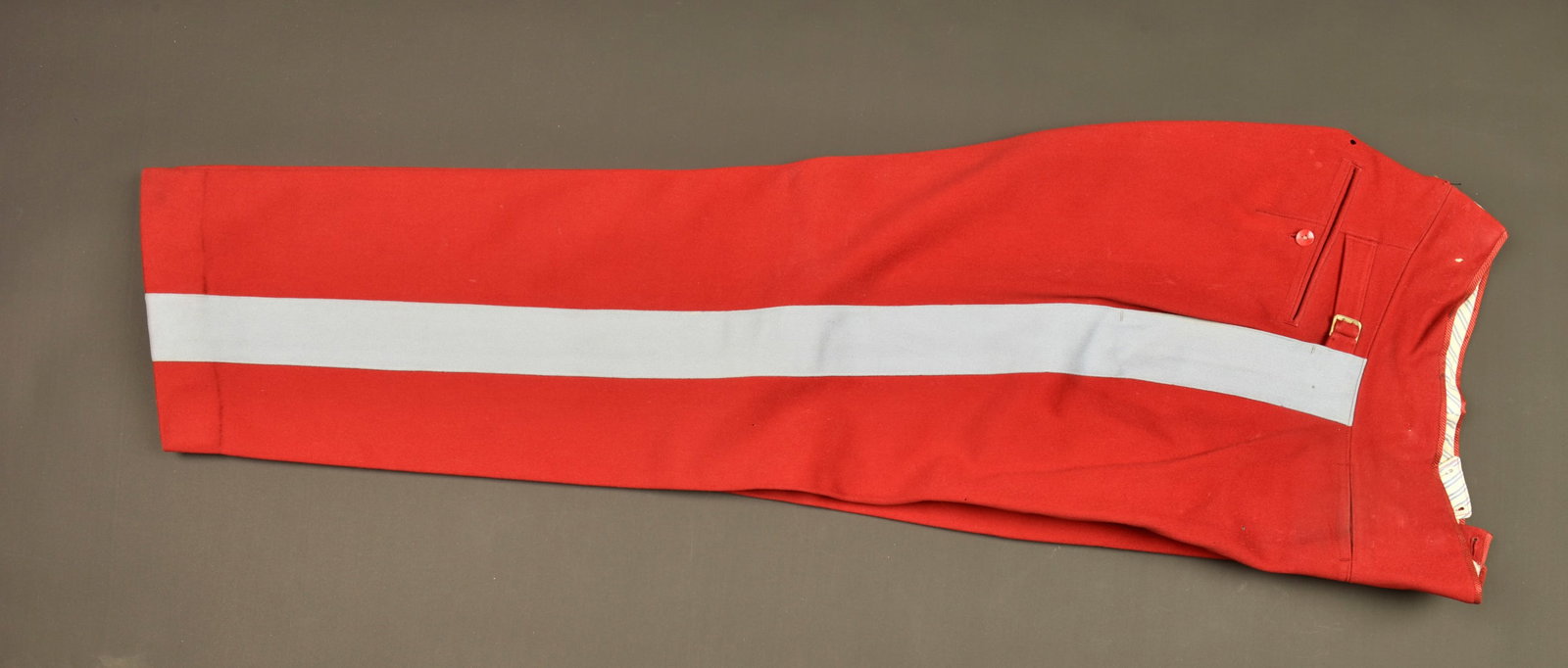 Pantalon d officier de tirailleurs algerien. Algerian Tirailleur officer’s trousers.: Pantalon d officier de tirailleurs algerien. Confectionne en drap de laine garance, pattes de reglage aux hanches, larges bandes bleu de ciel de 5,5cm. La braguette se ferme par six boutons, doublure 