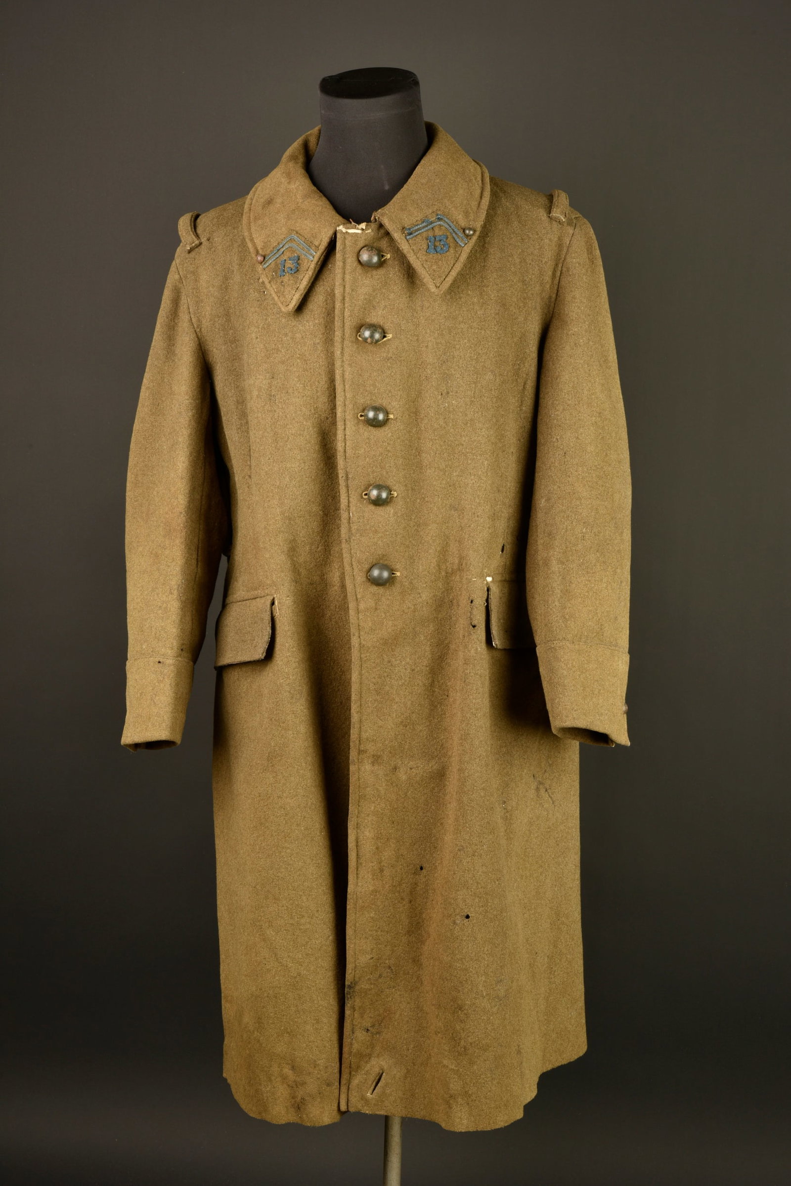 Capote 1938 13eme RTA. Greatcoat, 1938 pattern, 13th Algerian Tirailleurs Regiment: Capote 1938 13eme RTA. Capote troupe confectionnee en drap kaki se fermant par une rangee de cinq boutons kaki, pattes volantes retenues par deux petits boutons sous le col. Pattes de col montees d or