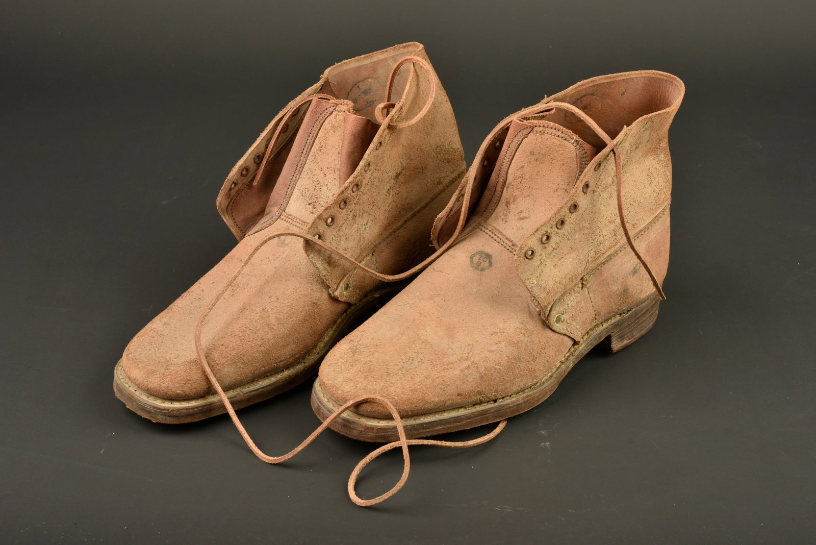 Paire de brodequins 1917 troupes coloniales. Pair of 1917 pattern ankle boots, colonial troops.: Paire de brodequins 1917 troupes coloniales. Modele 1917 en cuir fauve a l etat neuf possedant divers tampons d reception des troupes coloniales ainsi que sur la semelle le tampon du fabricant Poggion