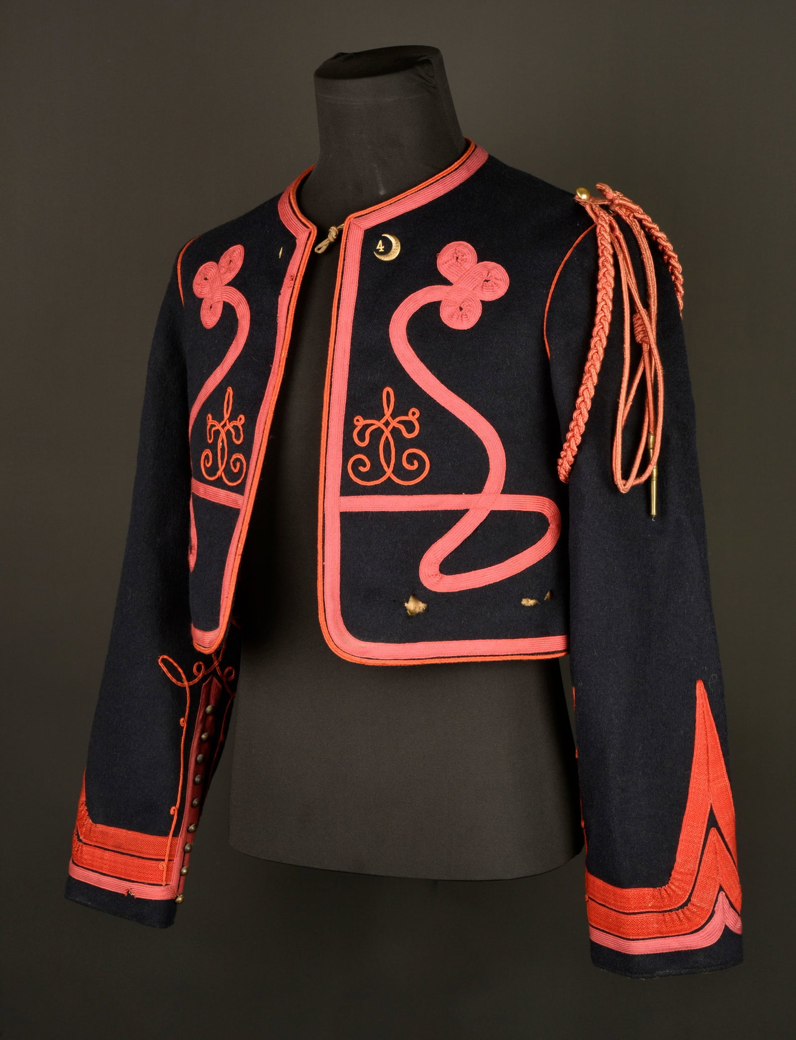 Bolero du 4eme zouave. 4th Zouave bolero jacket.: Bolero du 4eme zouave. Bolero modele 1879 confectionne en drap de laine bleu fonce, parements, decor a l oriental et tresses ecarlates, tombeau bleu fonce indiquant le 4eme zouave. Au niveau du col le