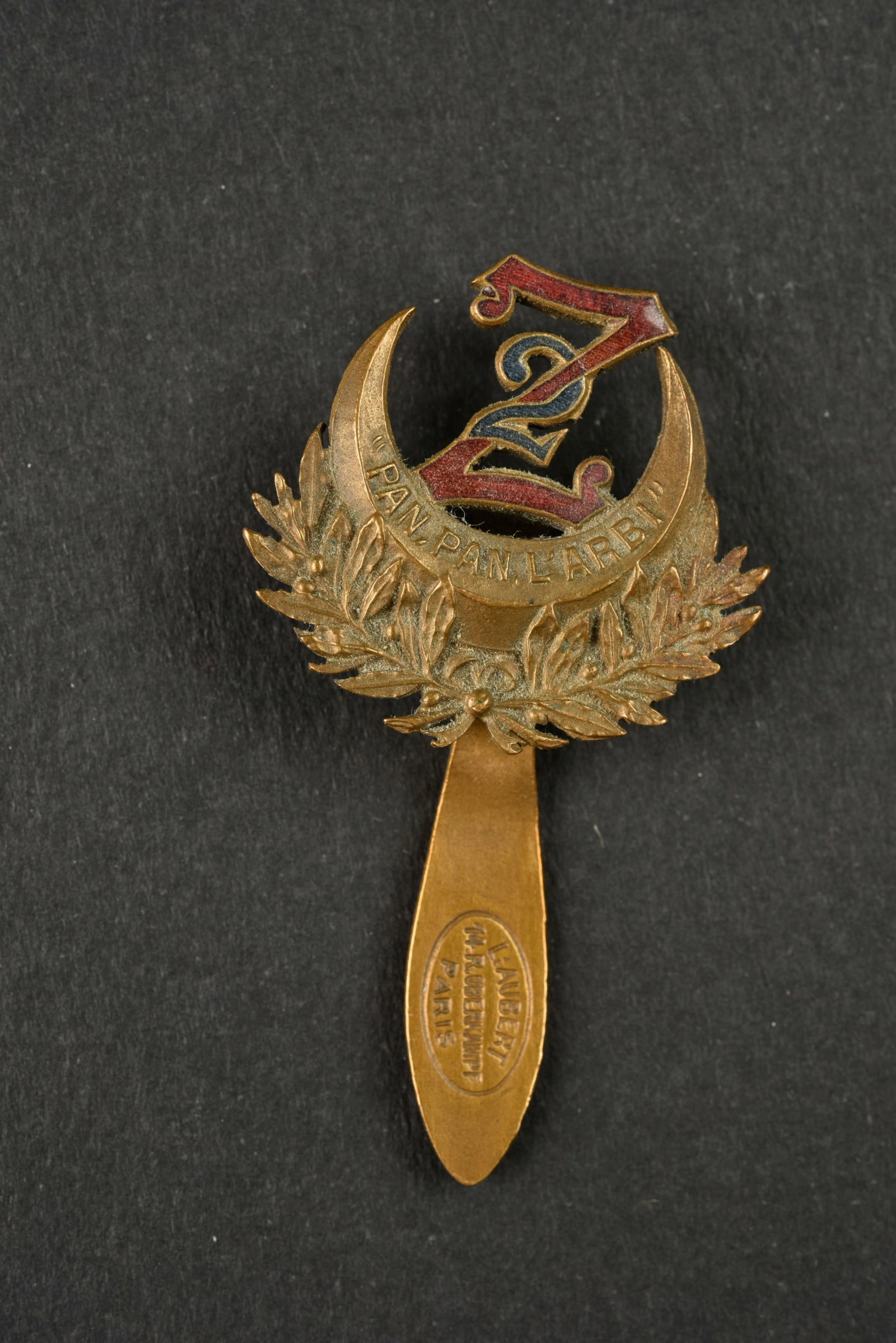 Insigne 2eme Regiment de Zouaves. 2nd Zouave Regiment insignia.: Insigne 2eme Regiment de Zouaves. Bel insigne peu commun du 2ieme Regiment de Zouaves, en laiton emaille. L insigne porte la devise PanPan l Arbi. La patte de fixation porte le marquage fabricant AUBE