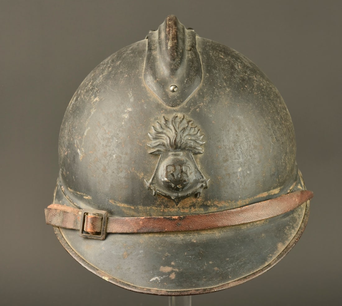 Casque Adrian 1915 troupes coloniales. Adrian helmet, 1915 pattern, colonial troops.: Casque Adrian 1915 troupes coloniales. Casque modele 1915, peinture bleu horizon d usine recouverte par une peinture plus sombre au cours de la guerre. Attribut d infanterie coloniale modele 1915, coi