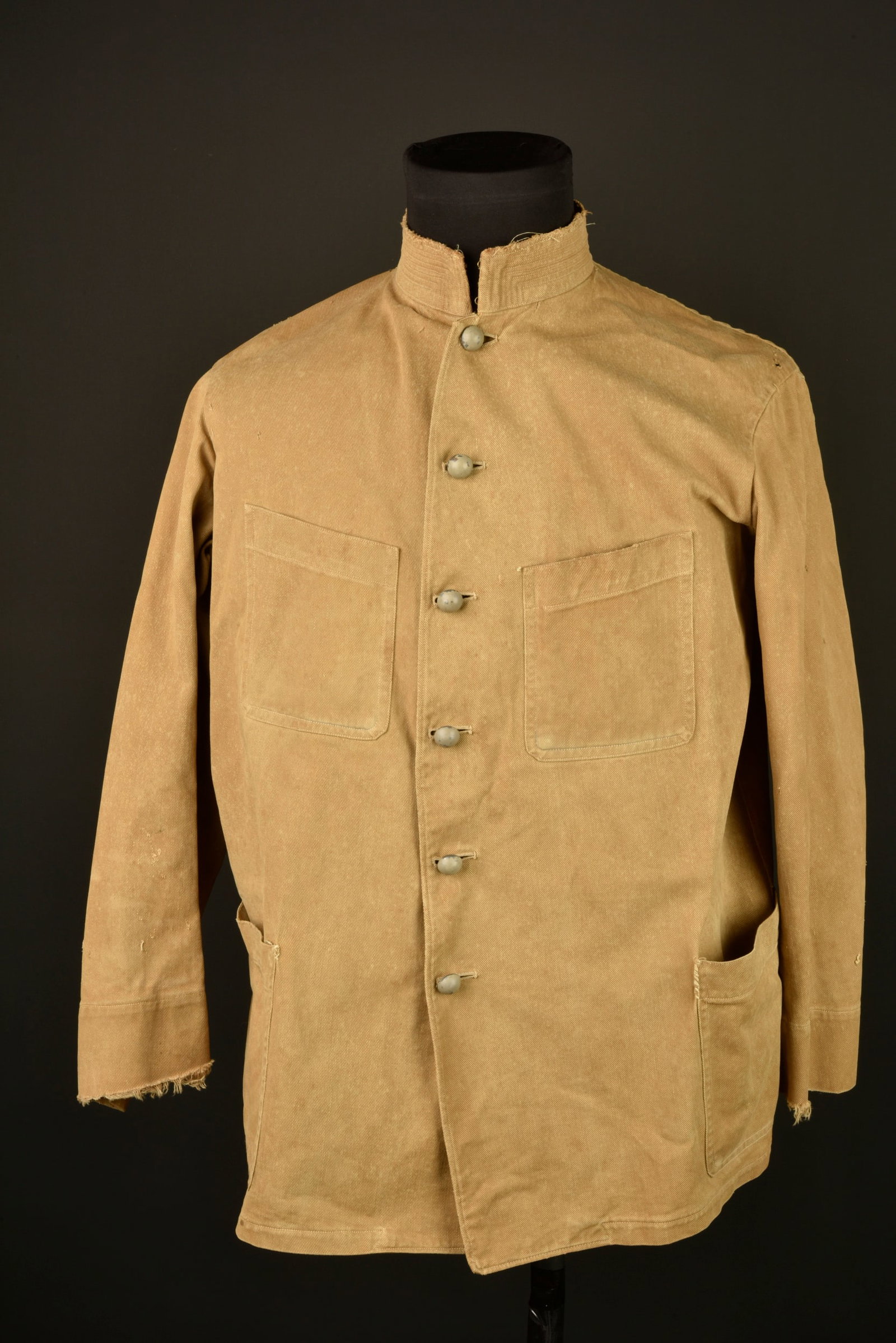 Vareuse sous officier troupes d Afrique. Army of Africa NCO service tunic.: Vareuse sous officier troupes d Afrique. Confectionnee en toile cachou et se fermant par six boutons cousus de facon decalee par rapport aux trous a la creation de l effet. Vareuse a quatre poches san