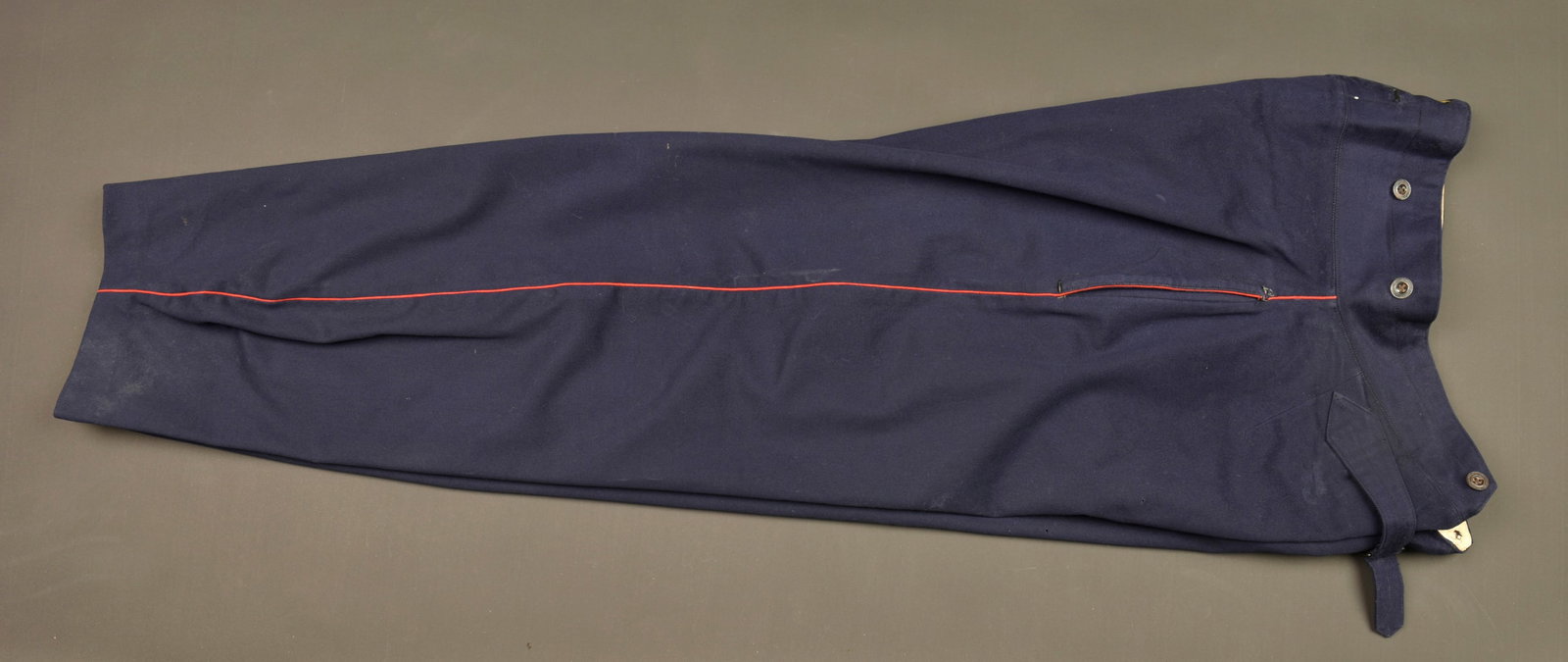 Pantalon sous officier infanterie coloniale. Colonial infantry NCO trousers.: Pantalon sous officier infanterie coloniale. Fabrication tailleur en fin drap d officier bleu marine, passepoil ecarlate. Aucun passant de ceinturon, six boutons entourant la ceinture. Sous la poche d