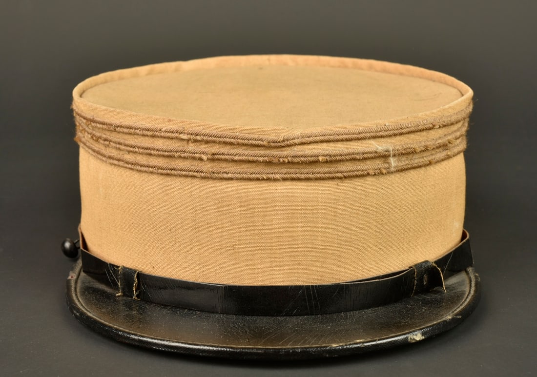 Kepi troupes d Afrique. Army of Africa kepi.: Kepi troupes d Afrique. Kepi de type polo confectionne localement en fine toile cachou, grades de capitaine realises en coton marron. Fausse jugulaire en en fin cuir laque retenue par deux petits bout