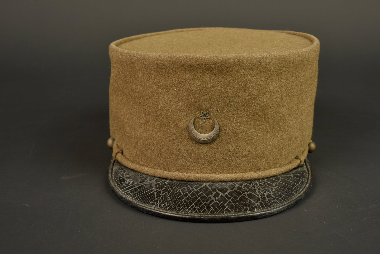 Kepi 1942 tirailleurs marocains. Moroccan Tirailleur kepi, 1942 pattern.: Kepi 1942 tirailleurs marocains. Kepi d un cadre superieur correspondant au reglement de septembre 1942 entierement confectionne en drap de laine kaki. A l avant du kepi se trouvent une etoile cherifi