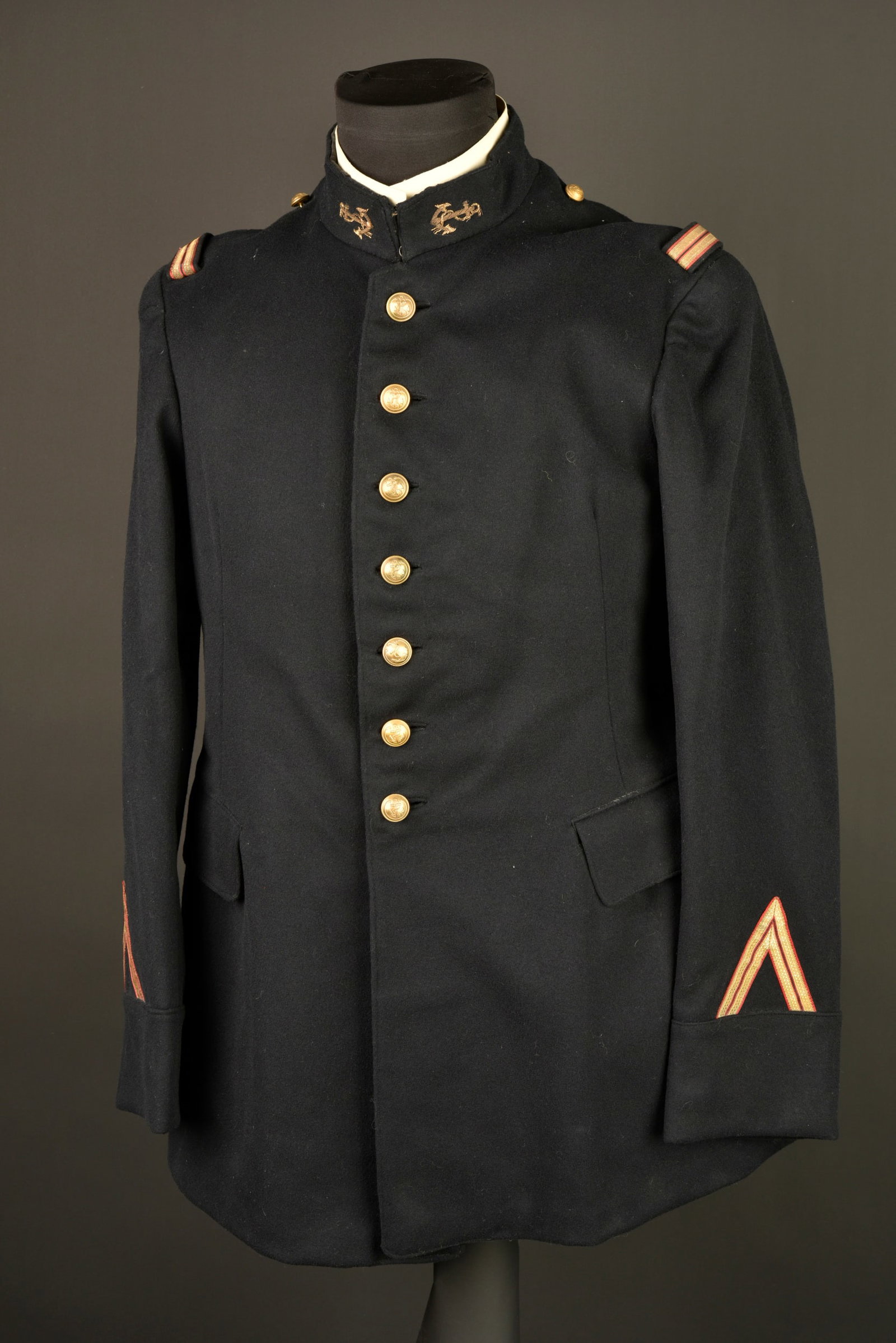 Tunique infanterie coloniale. Colonial infantry tunic.: Tunique infanterie coloniale. Tunique confectionne en drap noir se fermant par sept boutons aux armes de la coloniale, pattes de col portant l ancre de marine brodee en cannetille sur un fin drap noir