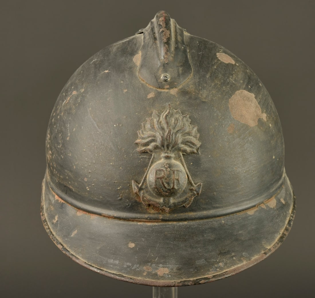 Casque Adrian 1915 troupes coloniales. Adrian helmet, 1915 pattern, colonial troops.: Casque Adrian 1915 troupes coloniales. Casque modele 1915, peinture bleu horizon d usine recouverte par une peinture plus sombre au cours de la guerre au pinceau. Attribut d infanterie coloniale model