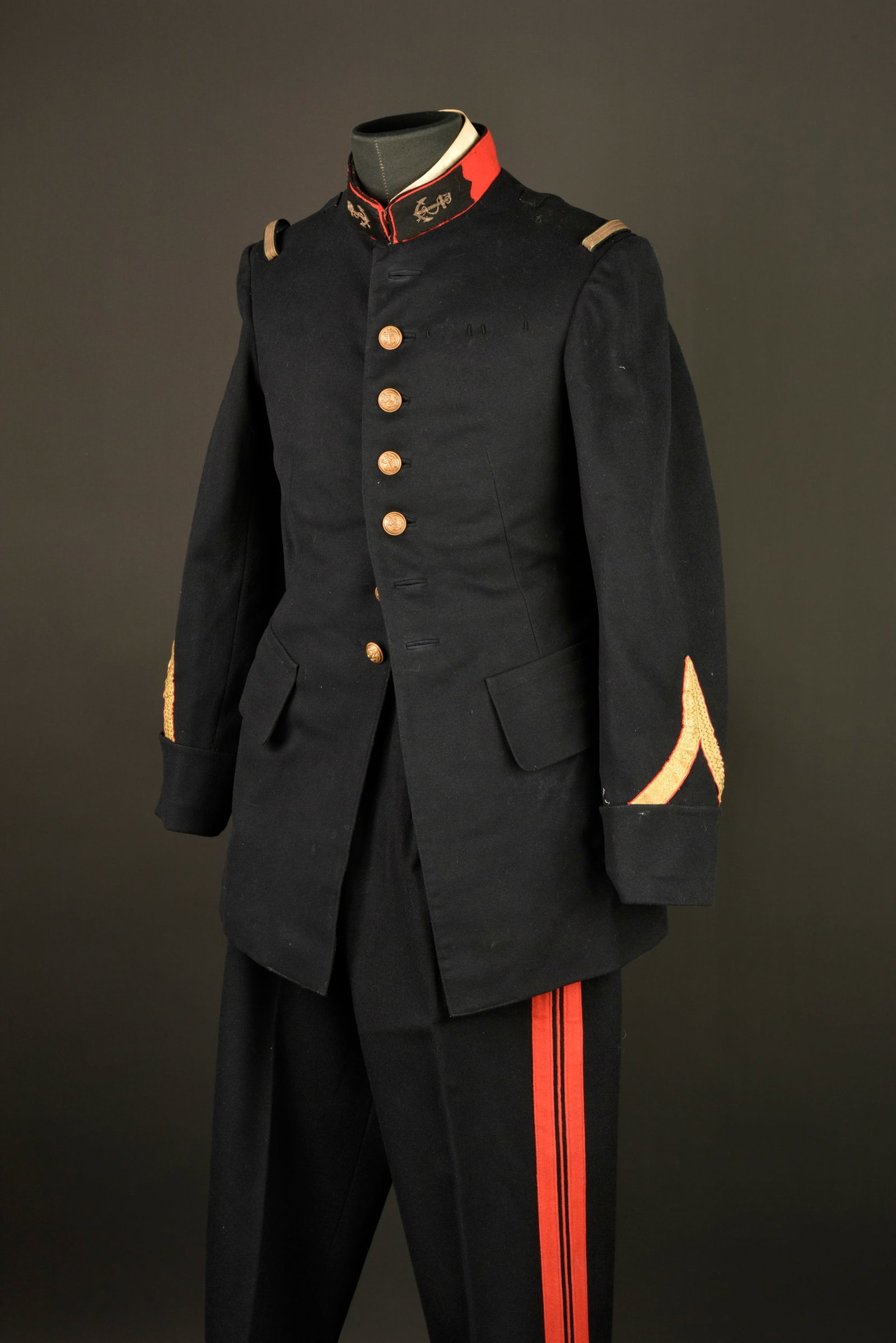 Ensemble 1931 infanterie coloniale. Colonial infantry grouping, 1931 pattern.: Ensemble 1931 infanterie coloniale. Comprenant une tunique modele 1931 en drap bleu fonce se fermant par sept boutons ornes de l ancre de marine, un decousu present dans une poche. Pattes de col en dr