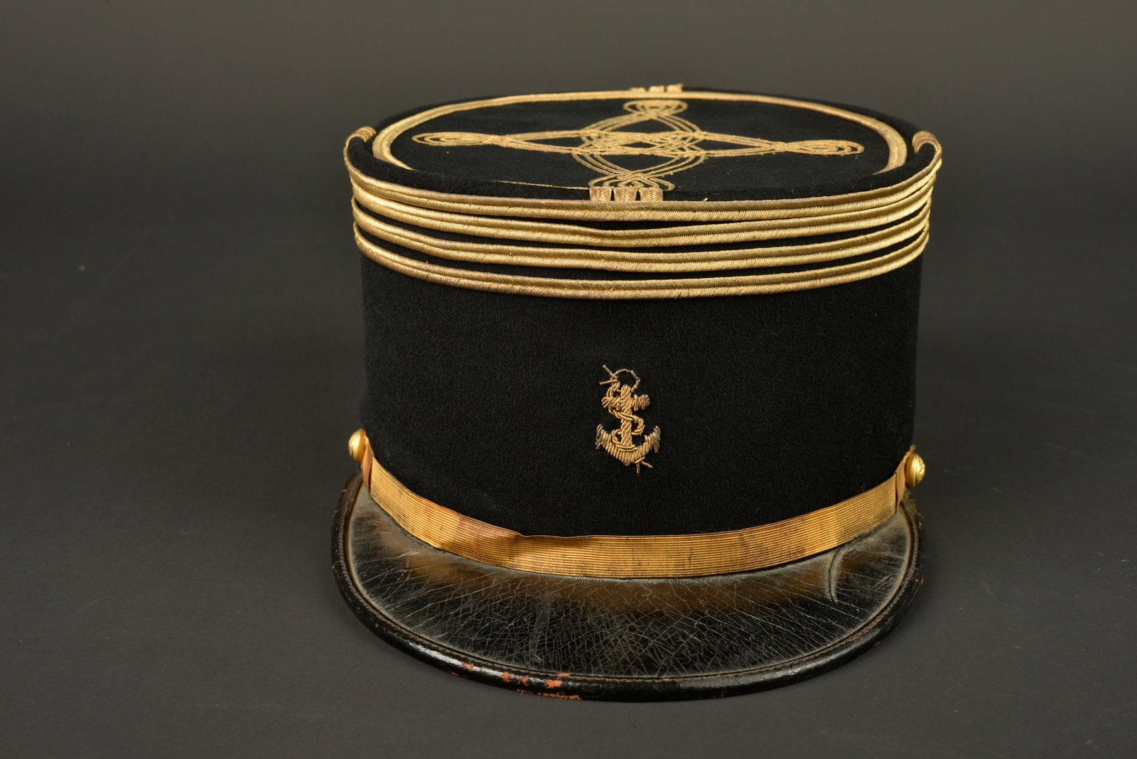 Kepi commandant infanterie coloniale. Colonial infantry major’s kepi.: Kepi commandant infanterie coloniale. Comprenant un kepi modele 1935 d un commandant de l infanterie coloniale entierement confectionne en drap noir, galons de commandant cousus d origine. Ancre colon