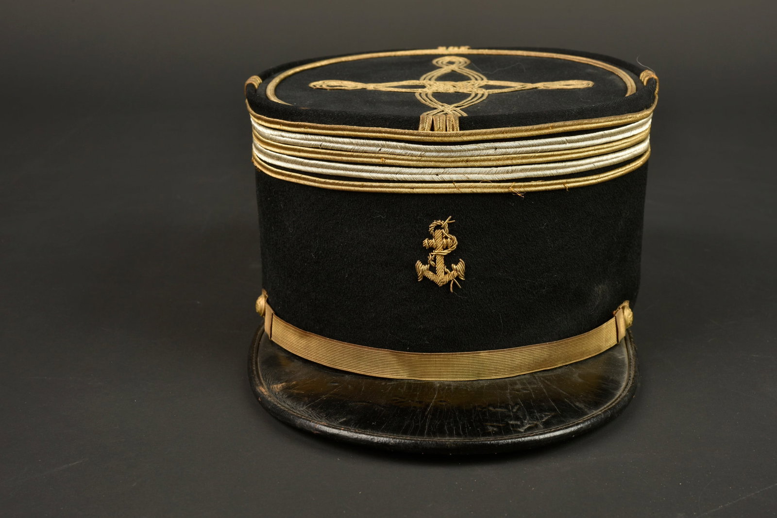 Kepi lieutenant colonel infanterie coloniale. Colonial infantry lieutenant-colonel’s kepi.: Kepi lieutenant colonel infanterie coloniale. Un kepi modele 1935 d un lieutenant colonel de l infanterie coloniale entierement confectionne en drap noir, galons cousus d origine. Ancre coloniale brod