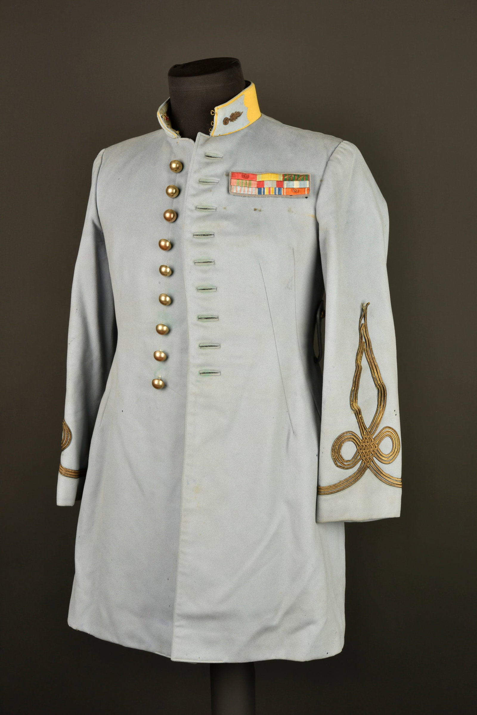 Tunique 1931 tirailleur algerien. Algerian Tirailleur tunic, 1931 pattern.: Tunique 1931 tirailleur algerien. Confectionnee en drap bleu de ciel et se fermant par neuf boutons dores lisses, pattes de col de type etat major avec grenade brodee cannetille sur drap bleu ciel, le
