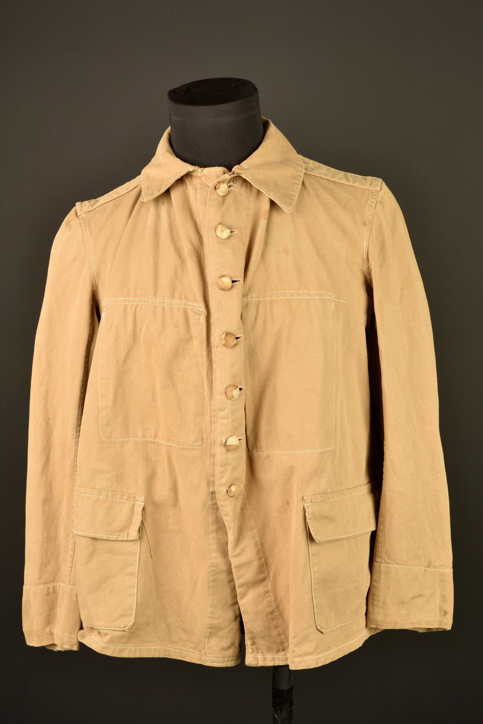Vareuse en toile 1921. Canvas service tunic, 1921 pattern.: Vareuse en toile 1921. Confectionnee en toile kaki claire et se fermant par sept boutons , deux poches interieures a rabat. Tampon de taille present mais illisible, un petit accroc dans le dos. 1921 p