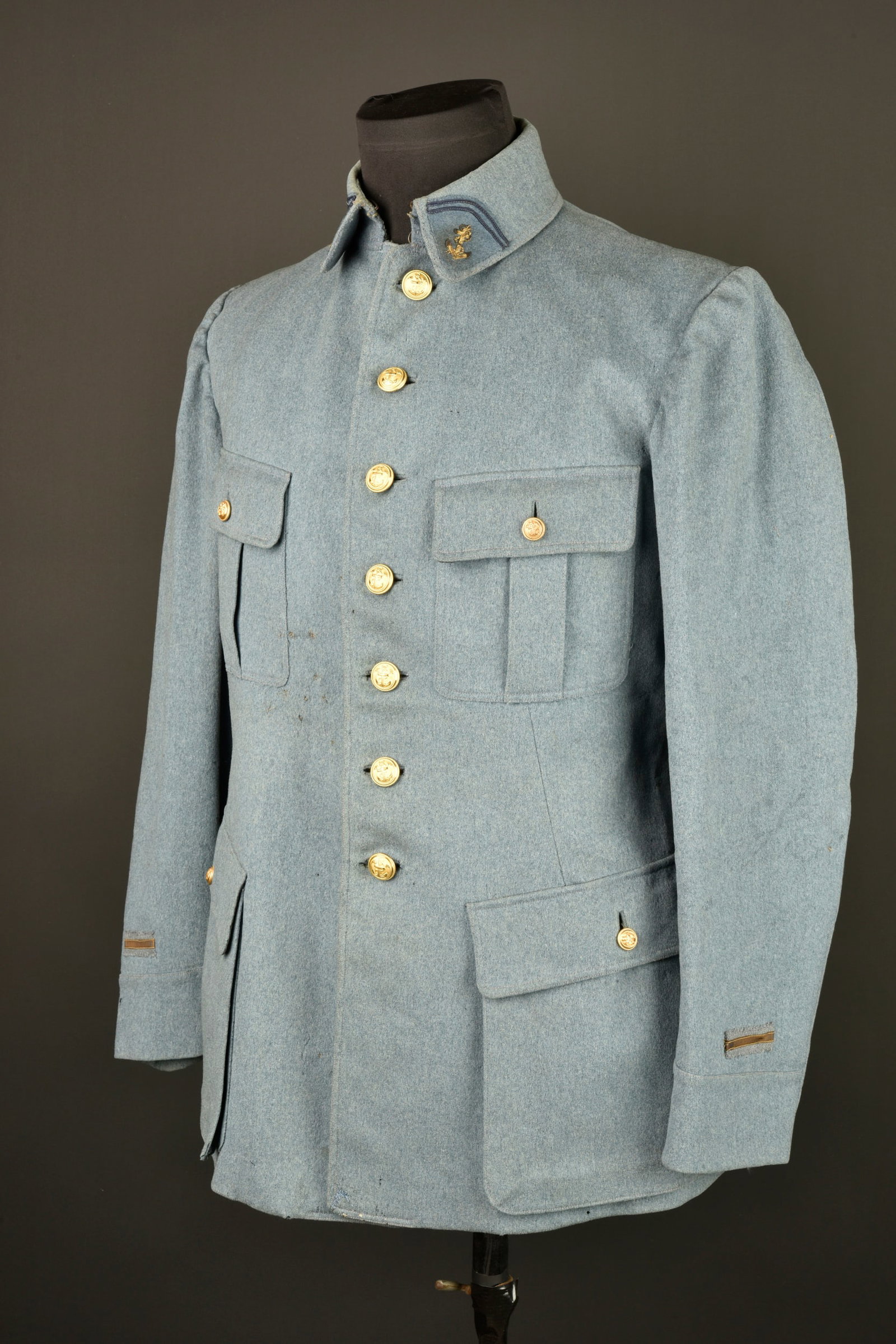 Vareuse infanterie coloniale. Colonial infantry service tunic.: Vareuse infanterie coloniale. Belle vareuse d un sous lieutenant confectionnee en drap d officier bleu horizon et se fermant par sept boutons ornes de l ancre coloniale, quatre poches a rabat. Pattes 