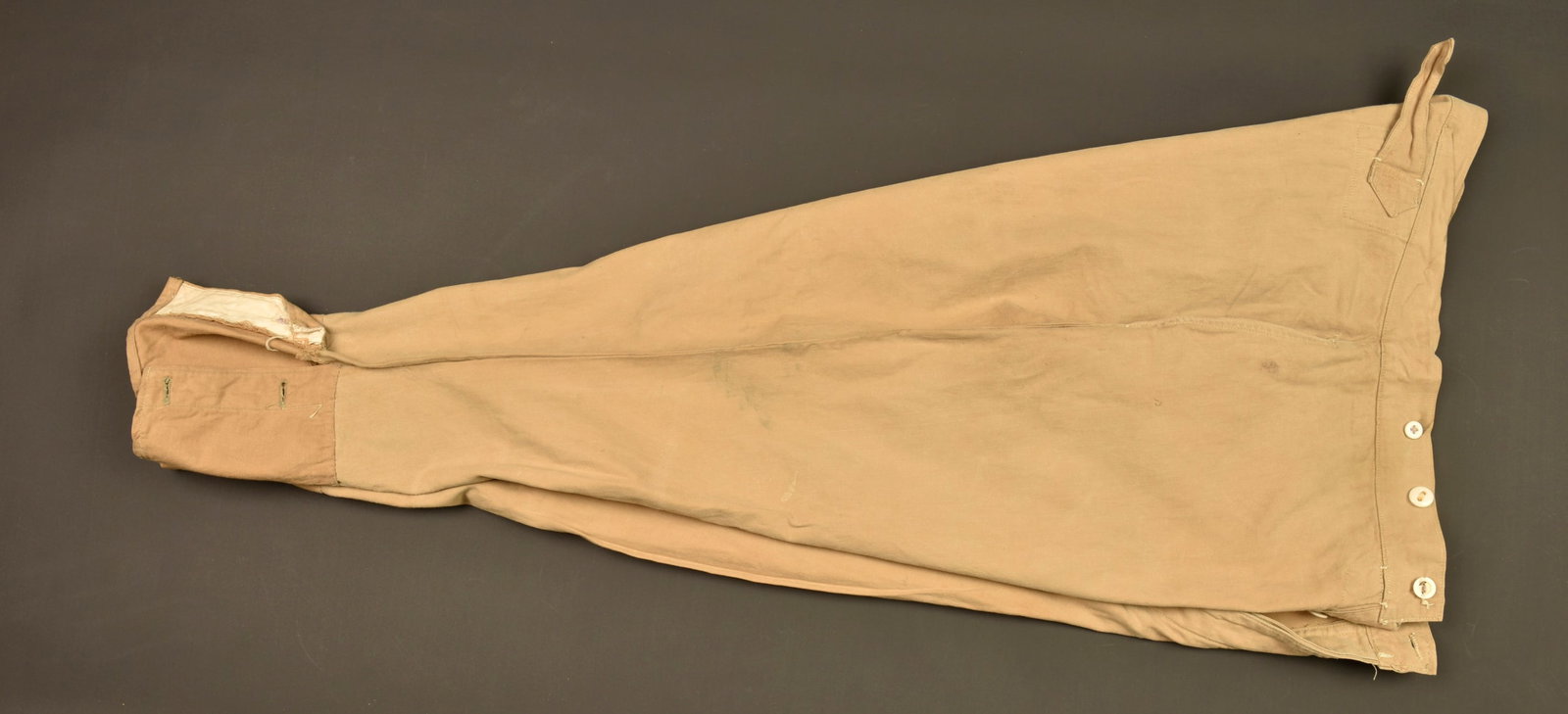 Culotte troupes d Afrique. Army of Africa riding breeches.: Culotte troupes d Afrique. Culotte confectionnee en fine toile de coton kaki, manchettes se fermant par deux boutons, aucun passant de ceinture, cinq boutons. Divers tampons de taille et de reception 