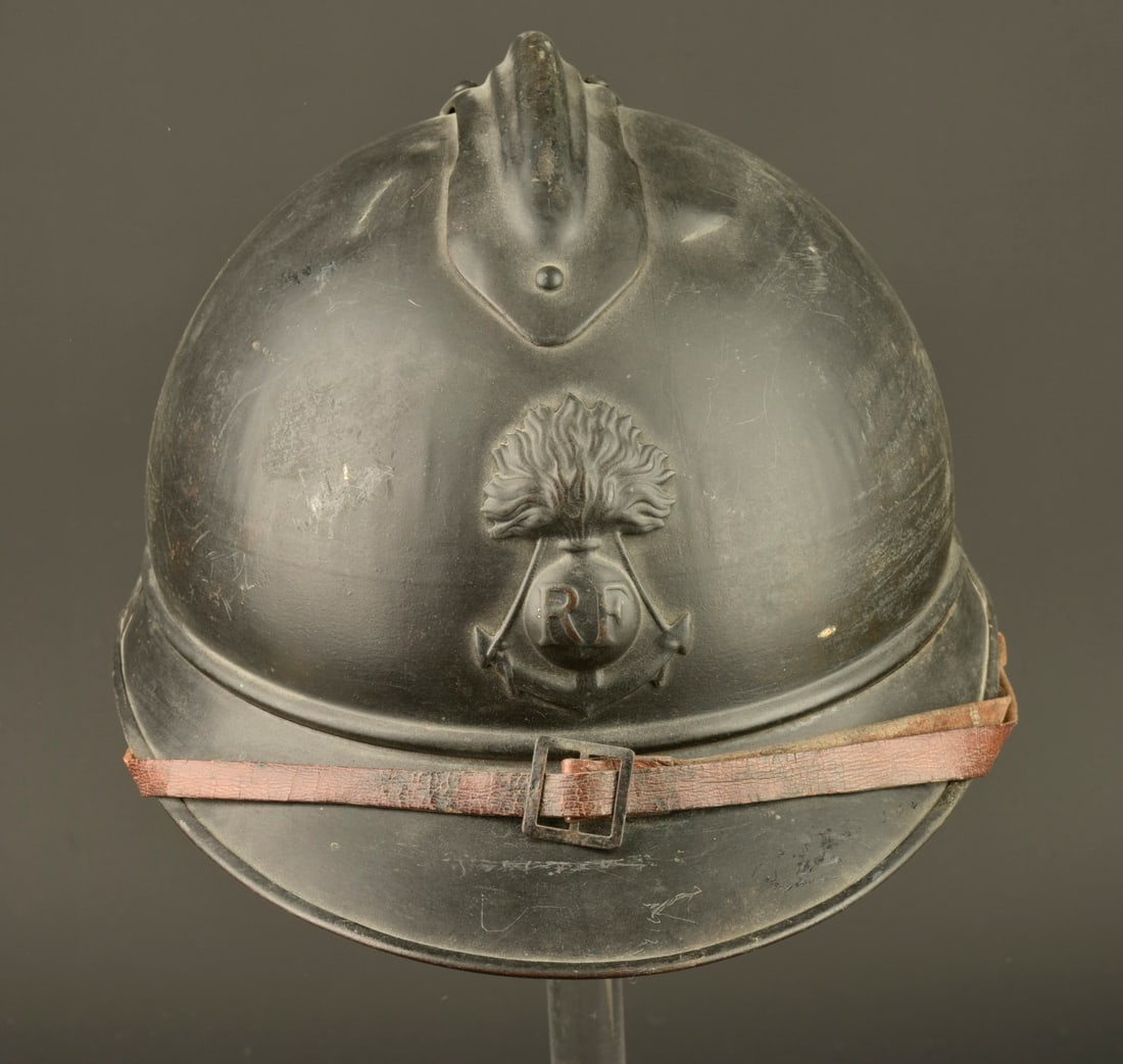 Casque Adrian 1915 troupes coloniales. Adrian helmet, 1915 pattern, colonial troops.: Casque Adrian 1915 troupes coloniales. Casque modele 1915, peinture bleu horizon d usine recouverte par une peinture plus sombre au cours de la guerre. Attribut d infanterie coloniale modele 1915, coi
