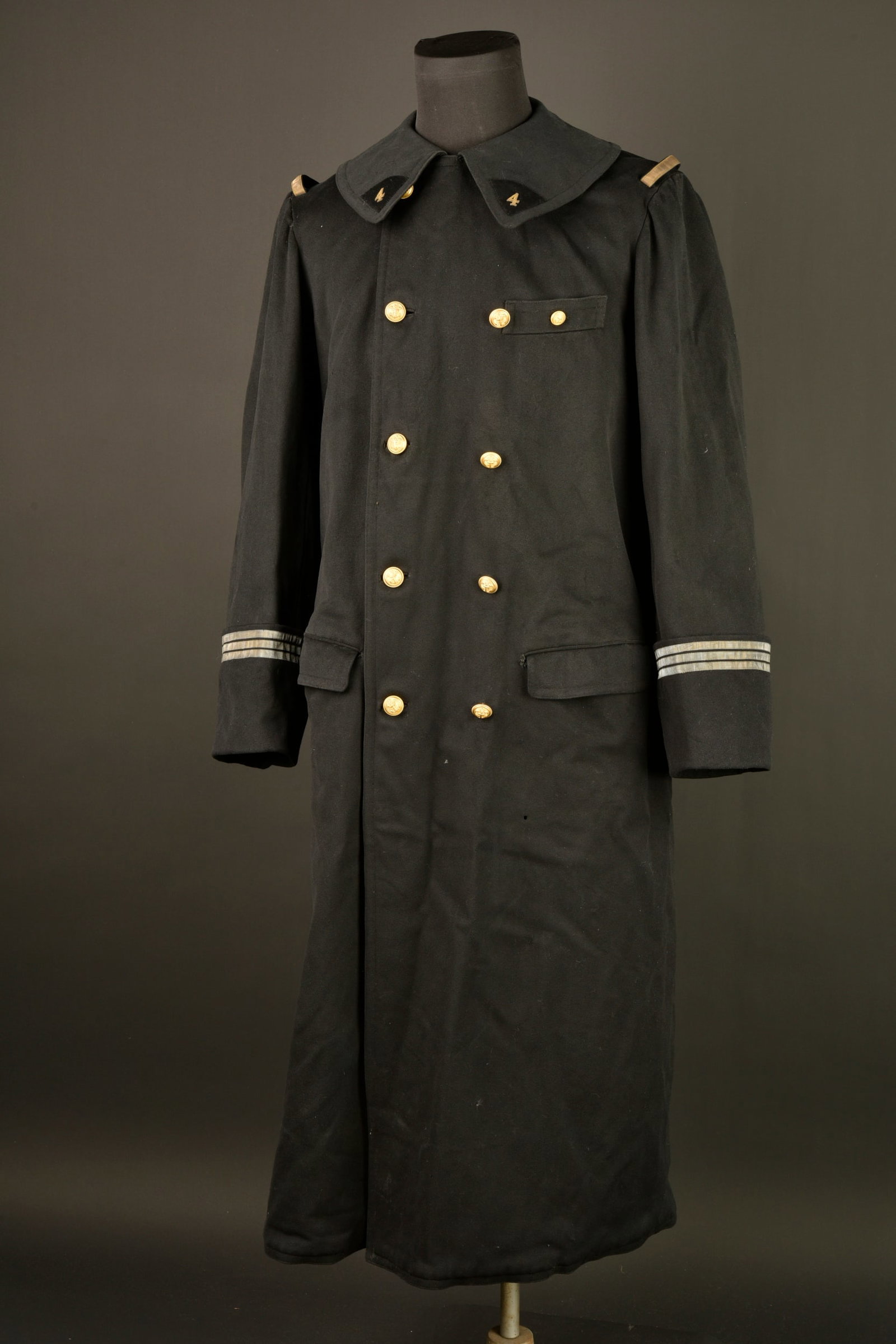 Manteau de capitaine 4eme RIC. Captain’s greatcoat, 4th Colonial Infantry Regiment (4e RIC).: Manteau de capitaine 4eme RIC. Manteau confectionne en drap noir d officier se fermant par deux rangees de cinq boutons aux armes de l infanterie coloniale. Pattes de col en drap noir avec chiffres 4 