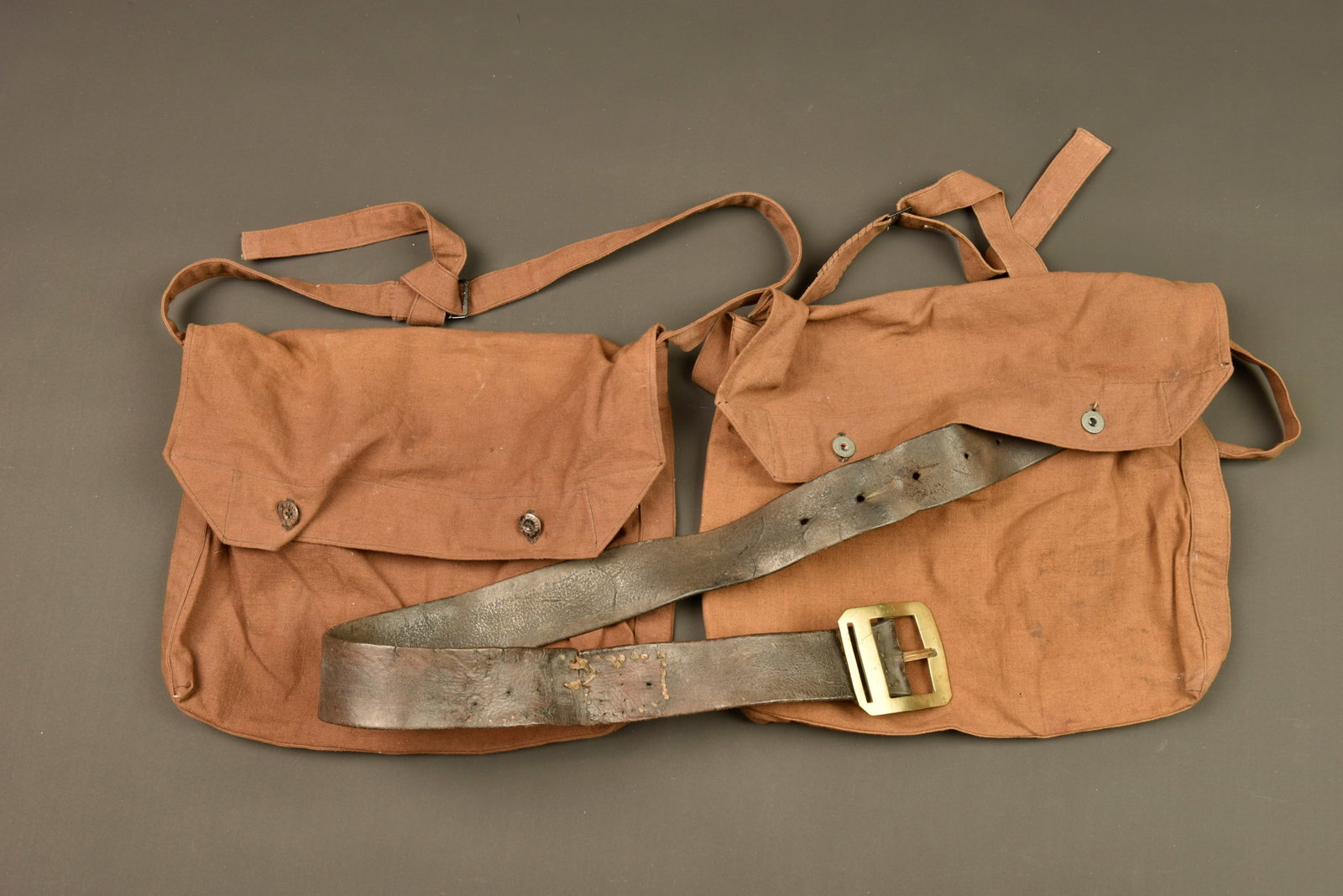 Ensemble d equipements. Equipment grouping.: Ensemble d equipements. Comprenant un ceinturon infanterie coloniale. Modele 1870 specifique aux troupes coloniales a grosse boucle carree. Ceinturon en cuir lisse, longueur 104cm mais possedant plusi