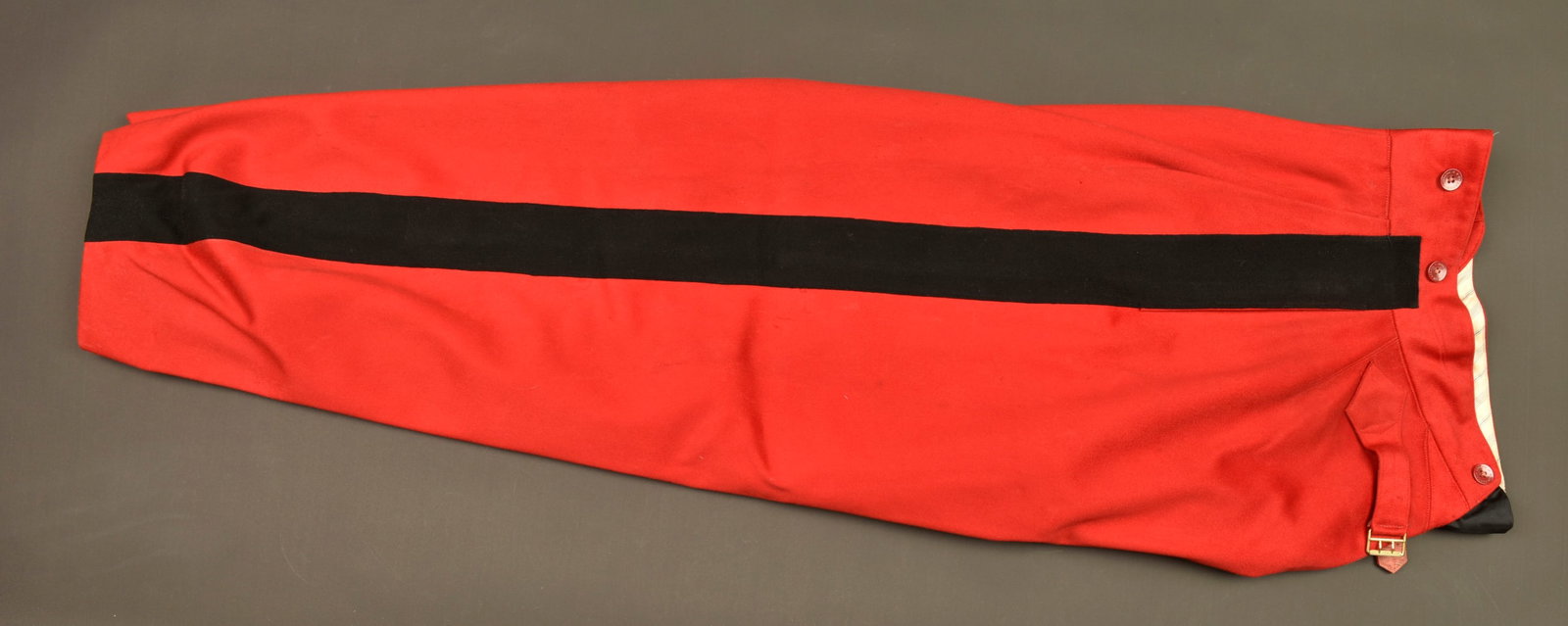 Pantalon d officier de zouave. Zouave officer’s trousers.: Pantalon d officier de zouave. Confectionne en drap garance, larges bandes noires de 5,5cm, manchettes en fin tissu garance. Doublure en coton raye, etiquette cousue dans l effet indiquant le tailleur