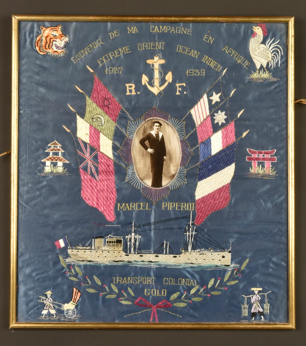Broderie souvenir Extreme Orient. Far East souvenir embroidery.: Broderie souvenir Extreme Orient. Rectangle de soie bleu roy offert a un ancien marin francais. Dans chaque coin se trouve un coq, un tigre et deux indochinois. Au centre, entourant la photo du marin,