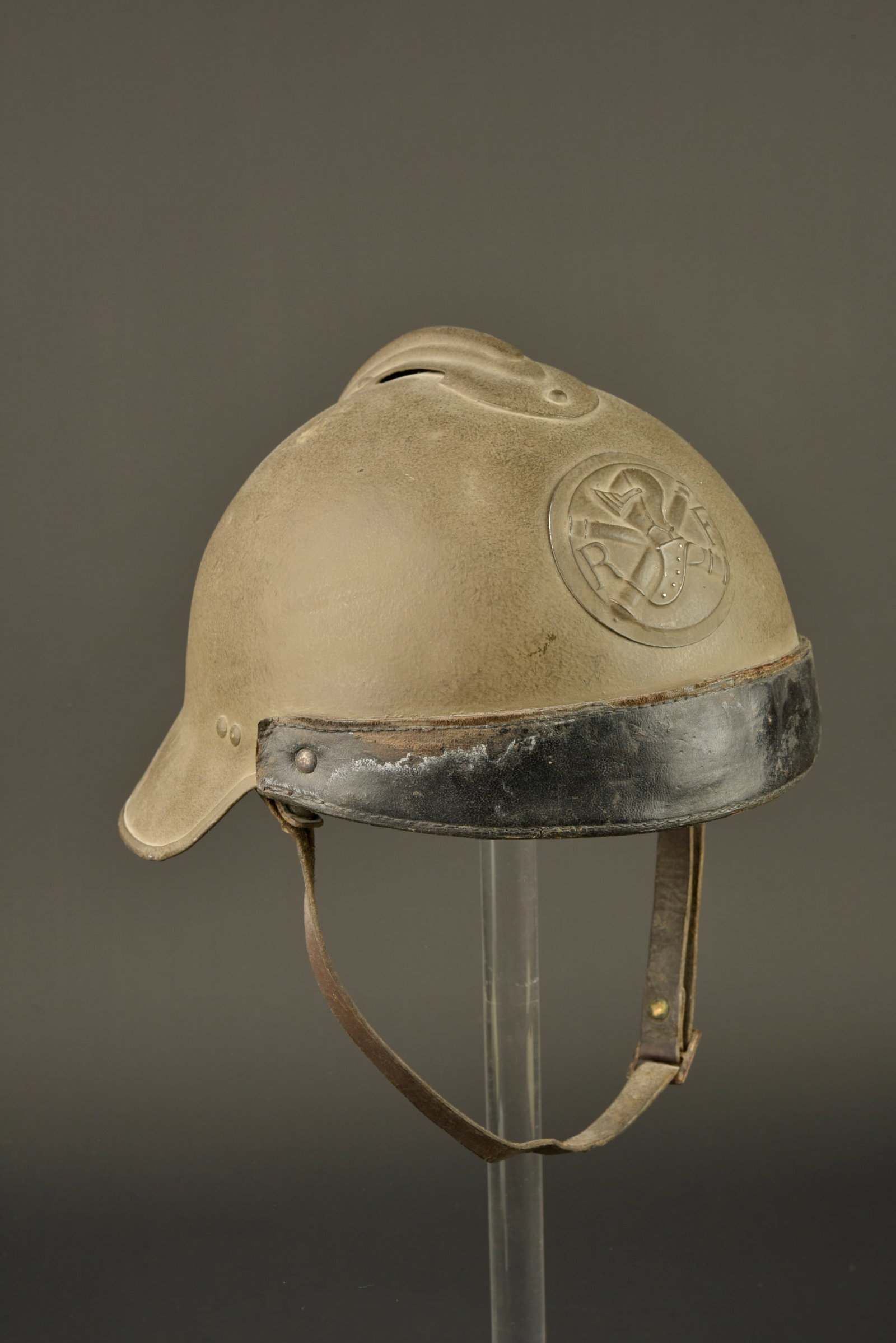 Casque de chars de combats 1926/27. 1926/27 tank crew helmet.: Casque de chars de combats 1926/27. Casque modele 1926 modifie en 1927, peinture d usine kaki a plus de 85%, attribut des chars de combats modele 1919. Fin bandeau de cuir cousu puis rivete a l avant 