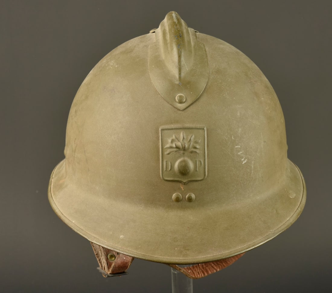 Casque Adrian 1926 DP. Adrian helmet Model 1926: Casque Adrian 1926 DP. Casque modele 1926, cimier en metal, attribut de la defense passive monte d origine, belle peinture verte a 95%. Coiffe modele 1926 a six dents de loup en cuir noir, variante a 