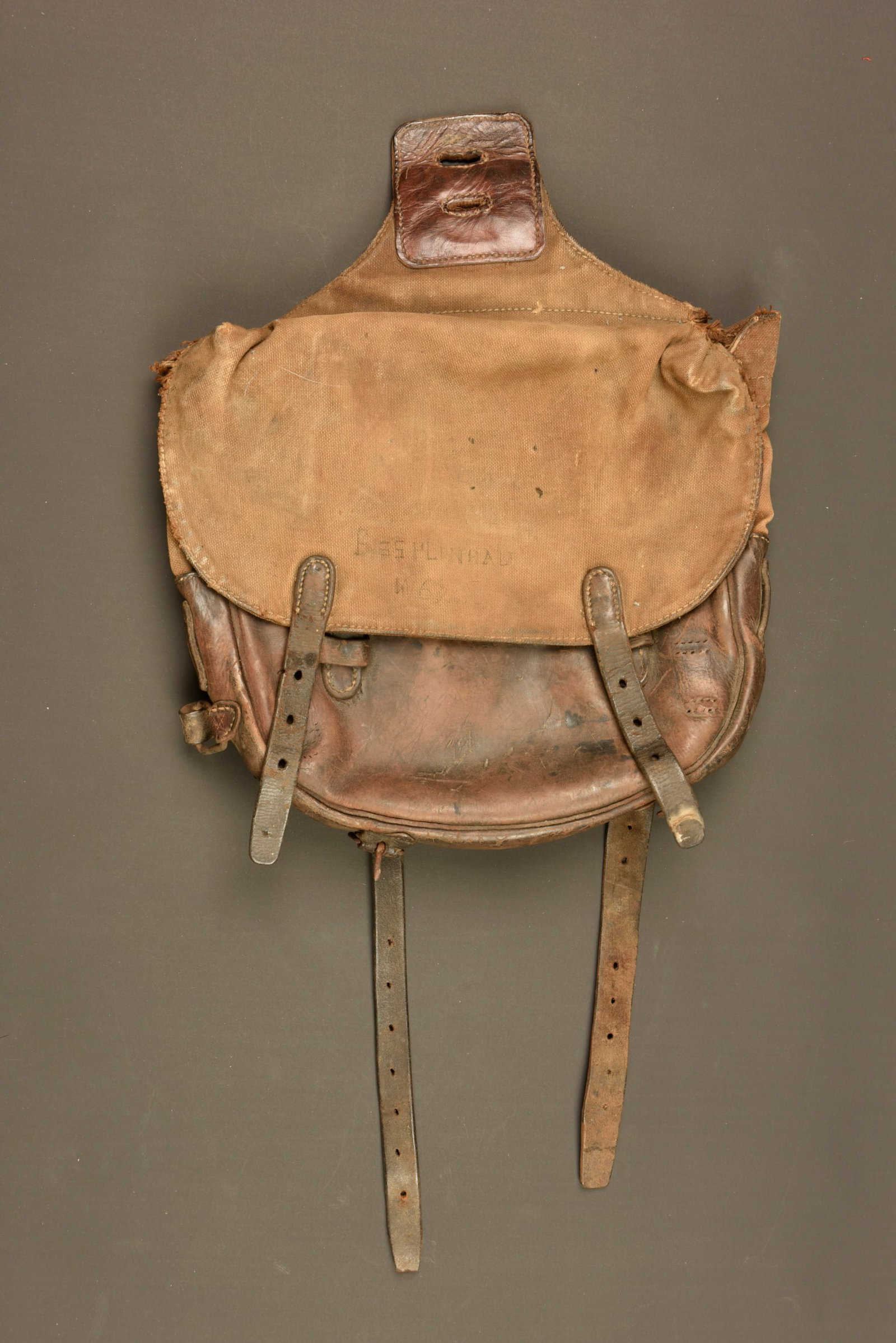 Monosac 1916 modifie 1925. Model 1916 monosac modified in 1925.: Monosac 1916 modifie 1925. Monosac de cavalerie modele 1916, possedant son chapelet renforce de cuir a deux œillets. Partie basse en cuir sur laquelle les deux petites brides accolees aux boucles de 