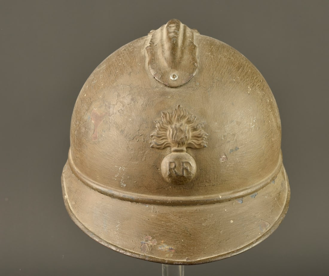 Casque Adrian 1915 infanterie. Adrian infantry helmet Model 1915.: Casque Adrian 1915 infanterie. Casque modele 1915 reconditionne dans les annees 1930, peinture bleu horizon d usine recouverte au pinceau d une peinture kaki. Attribut modele 1915 d infanterie, petit 
