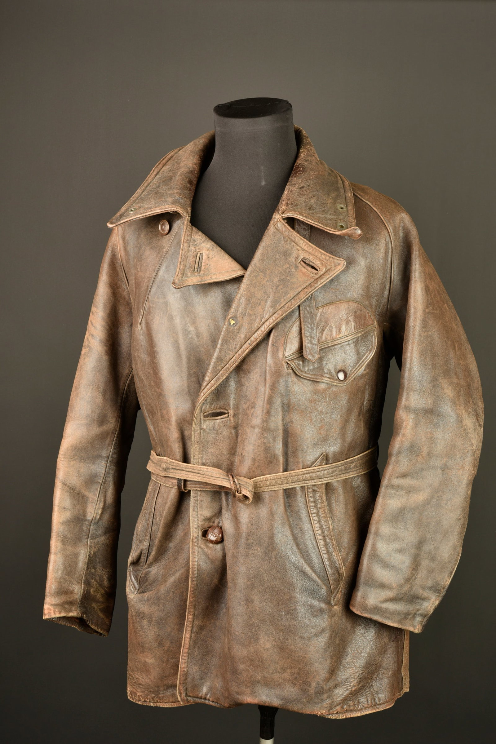 Blouson trois quart de vol Lemercier 1939. Lemercier three-quarter flight jacket Model 1939.: Blouson trois quart de vol Lemercier 1939. Blouson de vol type Lemercier modele 1929 entierement confectionne en cuir brun, charognard gaufre au dessus de la poche de poitrine gauche. Cette derniere p