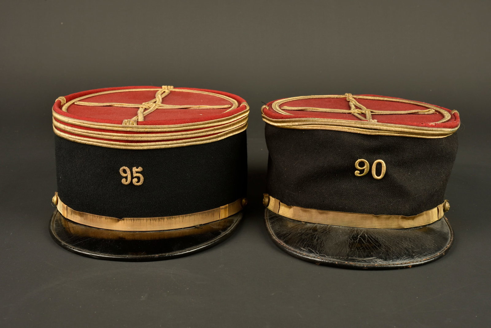 Ensemble de kepis d infanterie. Grouping of infantry kepis.: Ensemble de kepis d infanterie. Un kepi de lieutenant du 90eme RI en drap garance, bandeau en drap noir, grades de lieutenant cousus d origine. Chiffre 90 en laiton rapporte, fausse jugulaire doree re