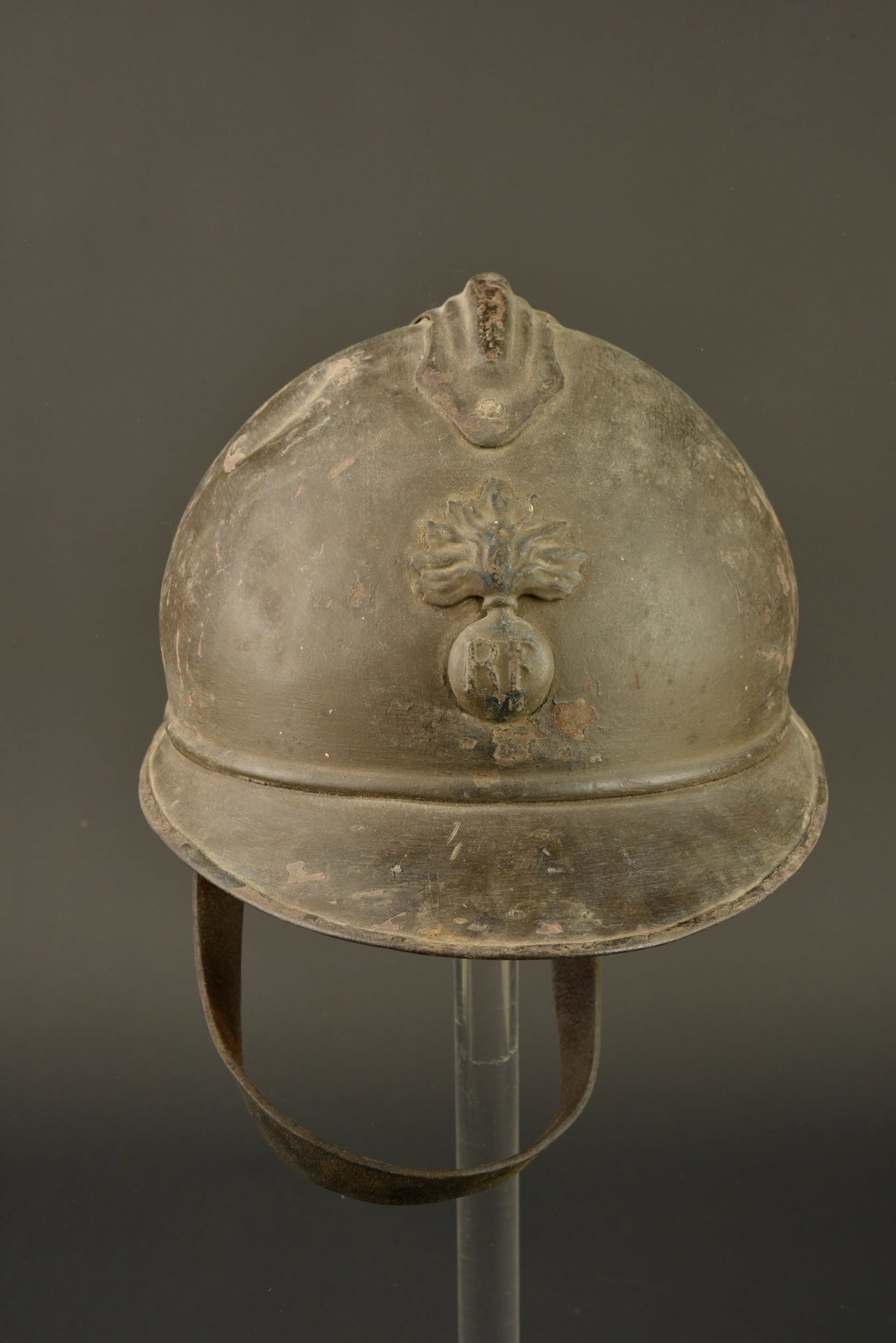 Casque Adrian 1915 infanterie. Adrian infantry helmet Model 1915.: Casque Adrian 1915 infanterie. Casque modele 1915 reconditionne dans les annees 1930, peinture bleu horizon d usine recouverte au pinceau d une peinture kaki. Attribut modele 1915 d infanterie, une bo