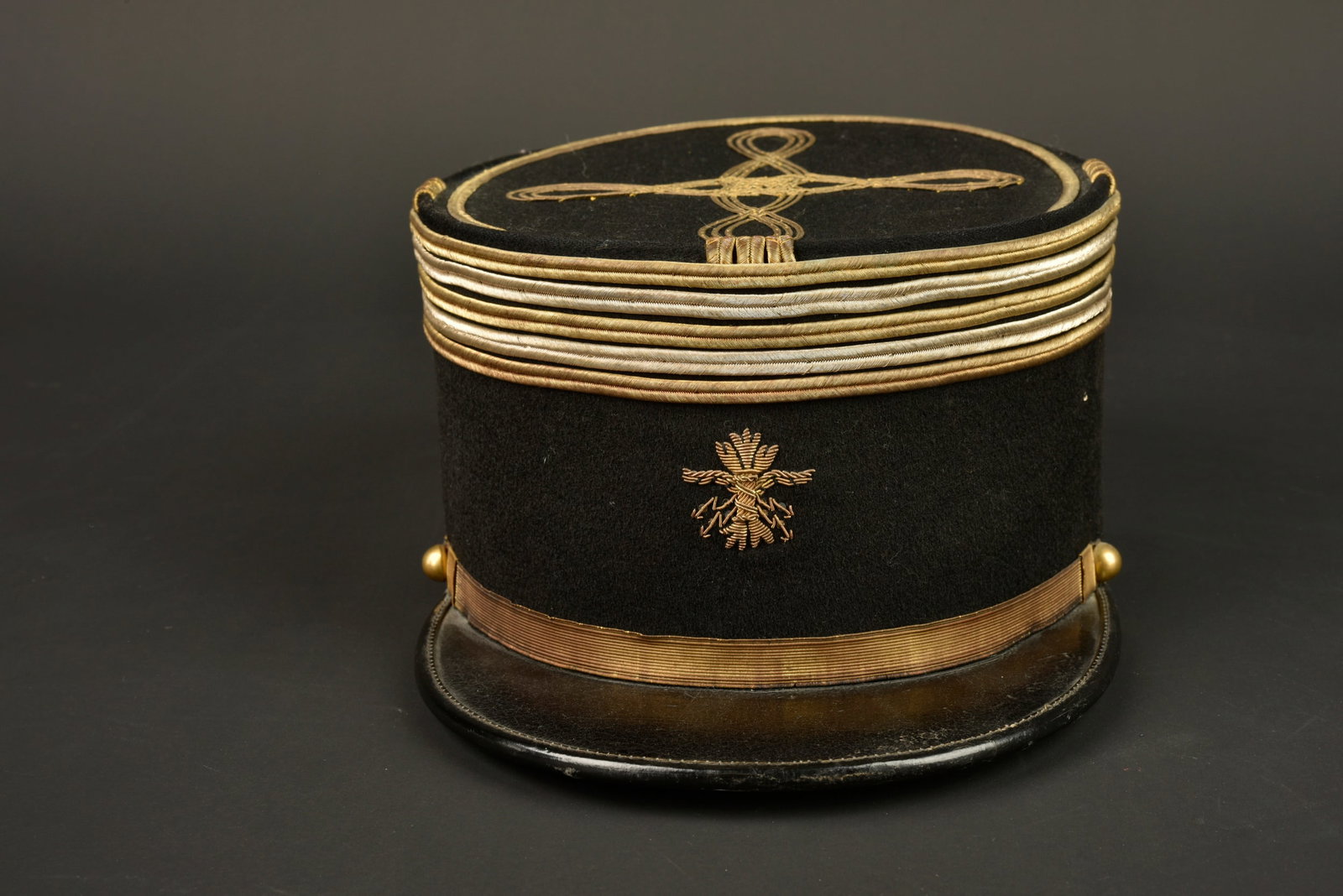 Kepi lieutenant colonel service des poudres. Lieutenant colonel’s kepi of the Powder Service.: Kepi lieutenant colonel service des poudres. Confectionne en fin drap noir, grades de lieutenant colonel cousus d origine, attribut du service des poudres brode en cannetille. Fausse jugulaire doree