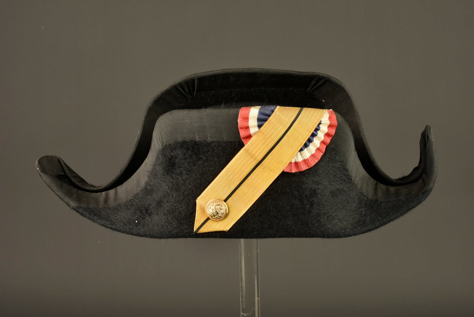 Bicorne service de sante. Medical Service bicorne hat.: Bicorne service de sante. En feutre taupe noir, ganse en cannetille doree retenant une cocarde tricolore et maintenue par un bouton doree du service de sante. Bandeau de sudation en cuir noir, coiffe